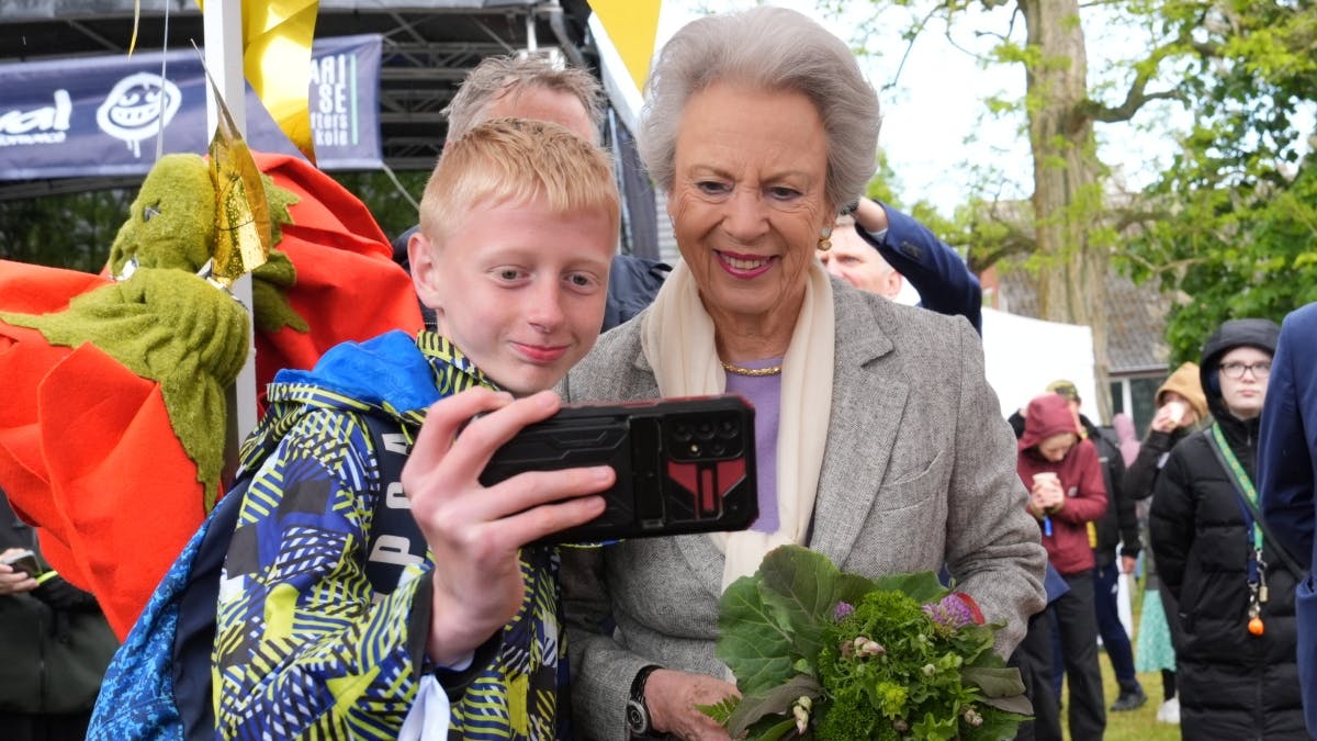 Prinsesse Benedikte med ung festivaldeltager