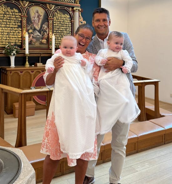 Frederik Hauns forældre, Britta og Rene med Nora og Emma.