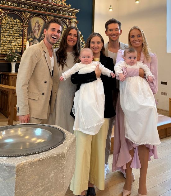 Frederik Haun, Kira, Sara med Nora, Morten Kjeldgaard og Charlotte med Emma. 