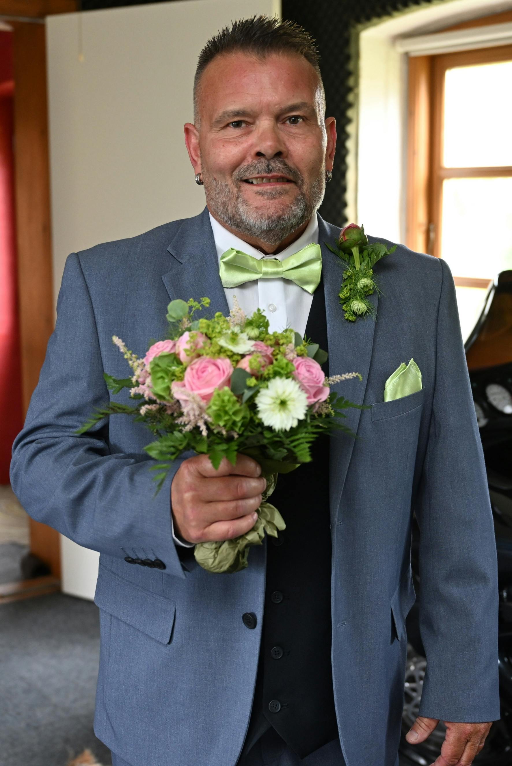 De to ting, som brudeparret har fået sponsoreret, er brudebuketten og Steens bryllupstøj.