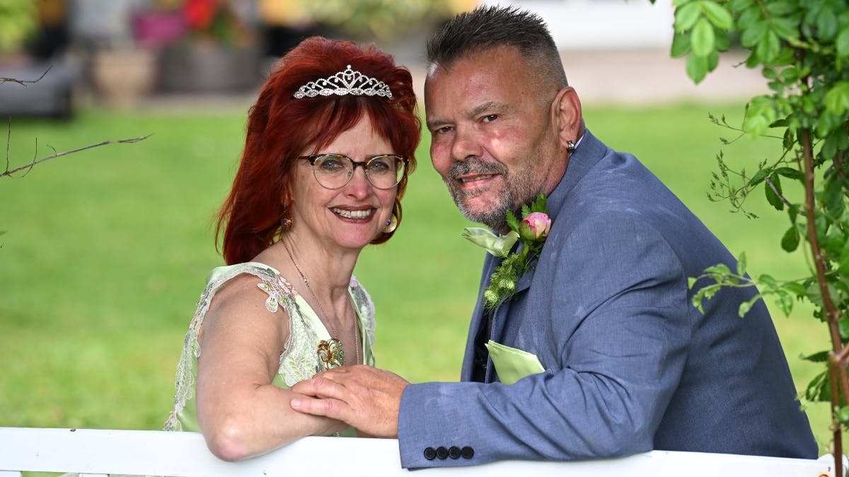 Sussi og Steen bliver viet på gården i Saltum
