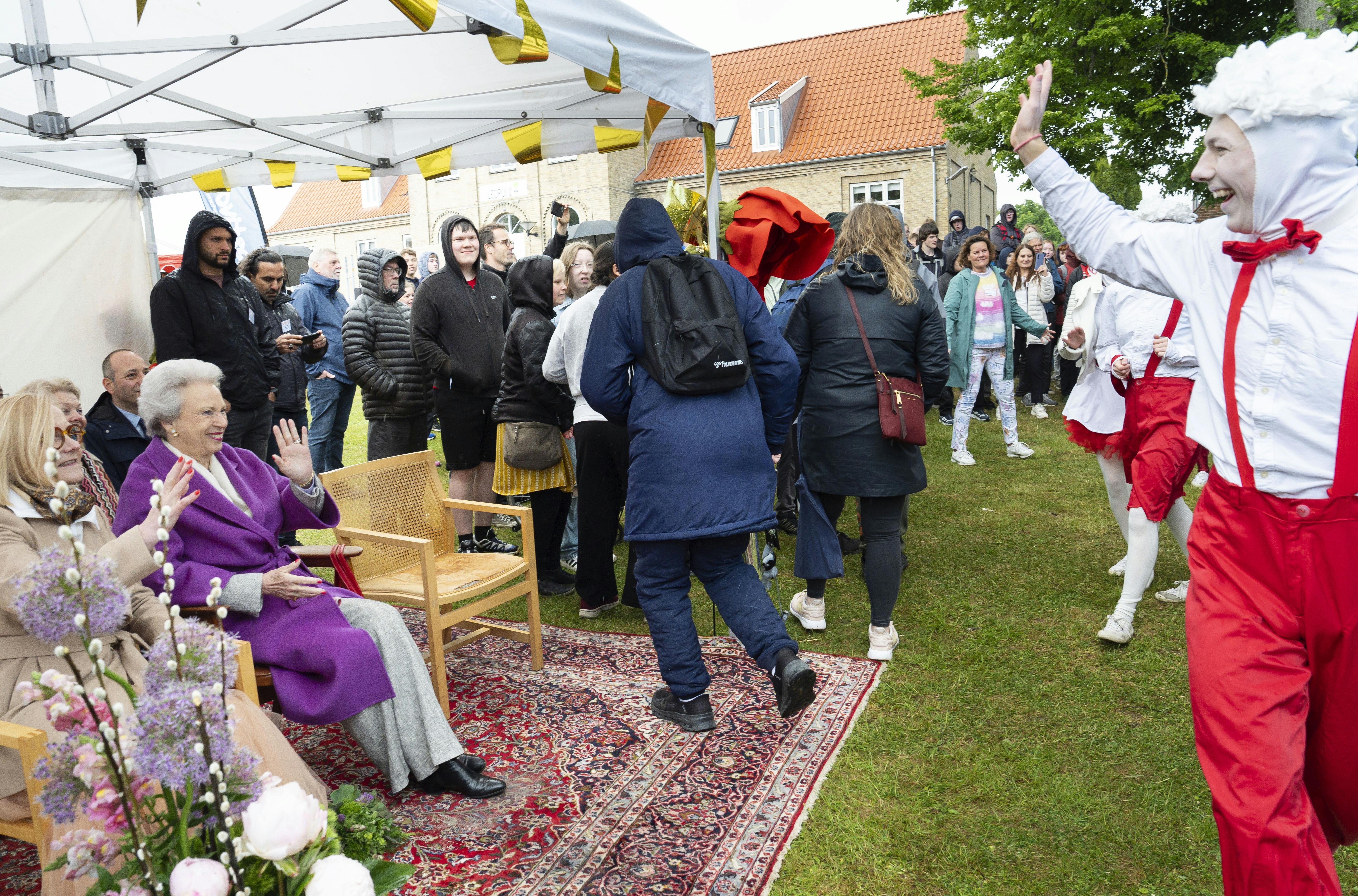 Prinsesse Benedikte hyggede sig til festival på Karise Efterskole