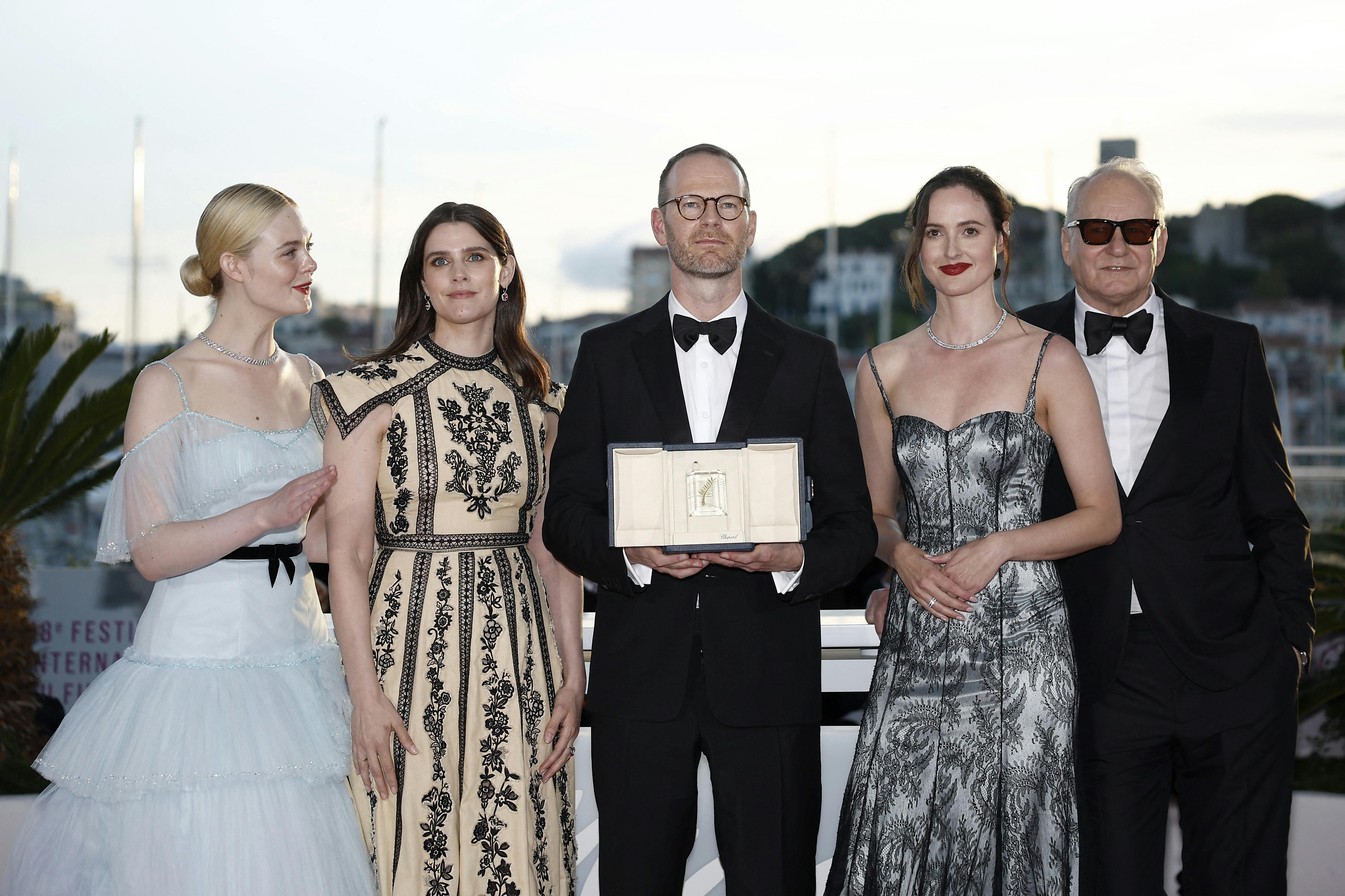 Instruktør Joachim Trier med Renate Reinsve, Stellan Skarsgard, Inga Ibsdotter Lilleaas og Elle Fanning.