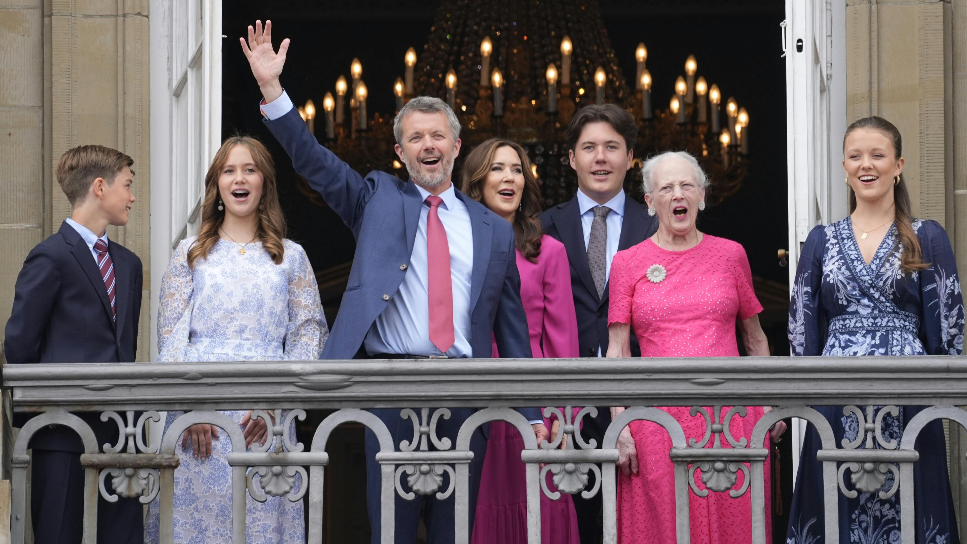 Kong Frederik med familien på balkonen ved sin 56-års fødselsdag.&nbsp;