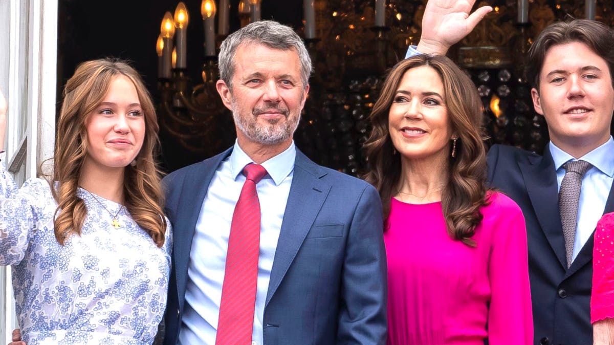 Kong Frederik og dronning Mary med børnene på balkonen