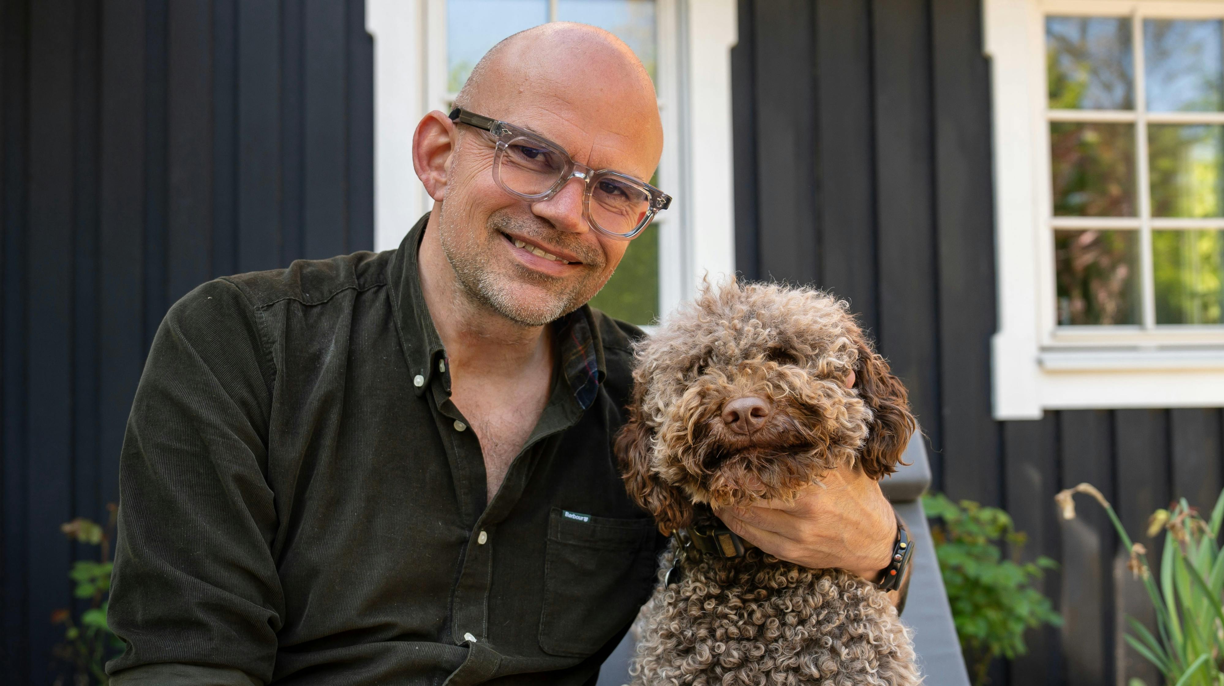 Jesper Vollmer med sin hund, Carla.