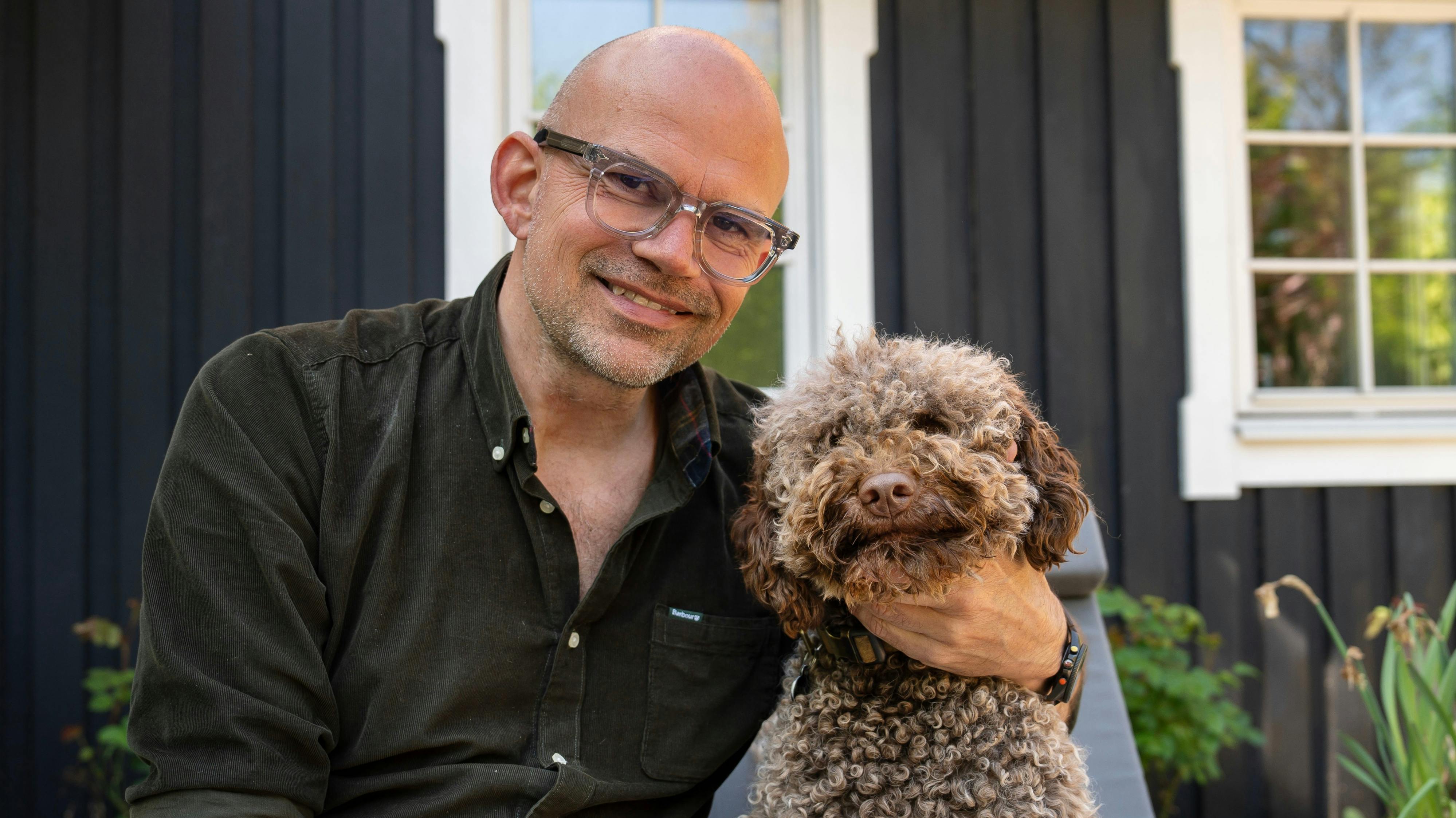 Jesper Vollmer med sin hund, Carla.