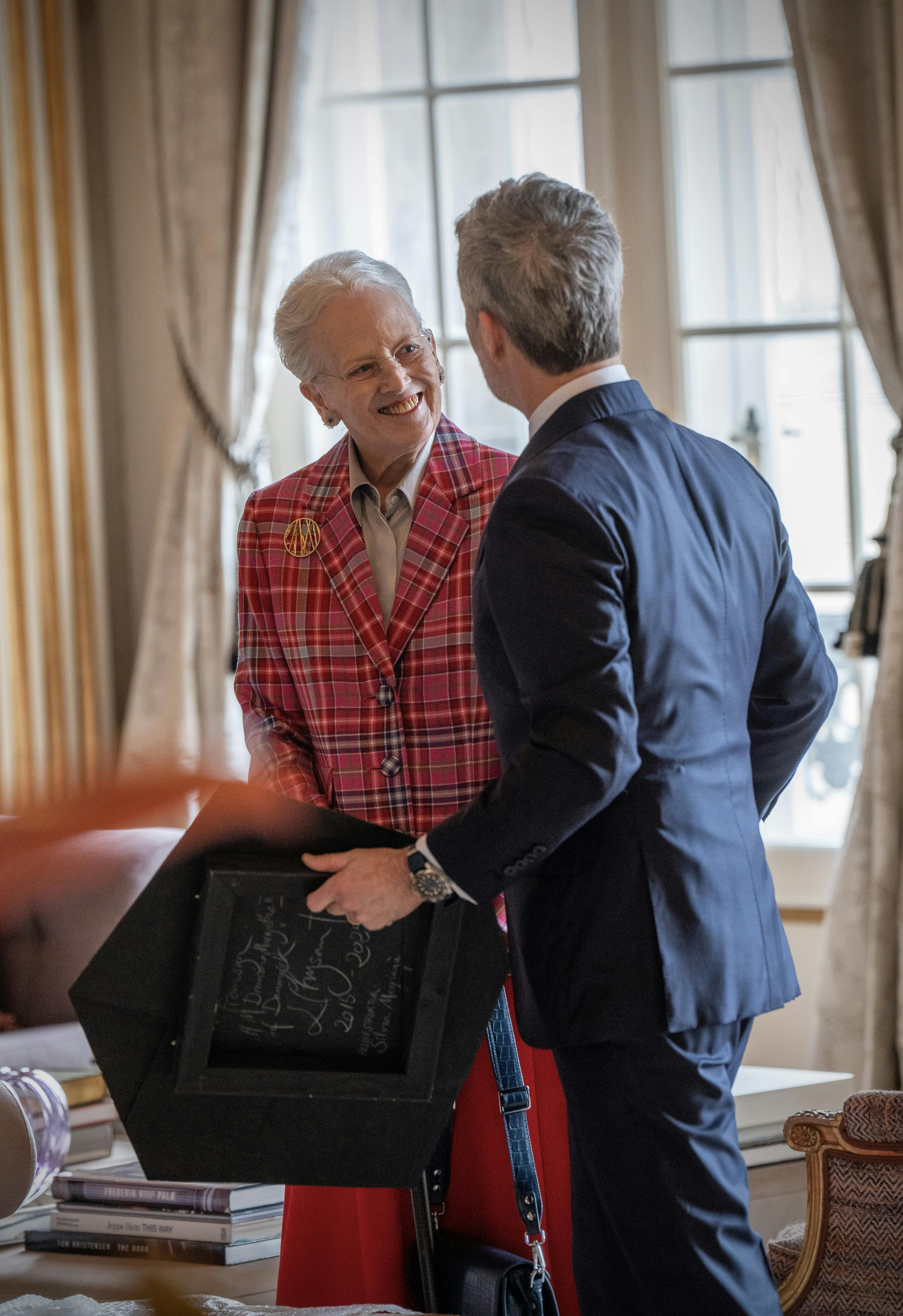 Er det mon dronning Margrethes gave, kong Frederik står med i hånden?