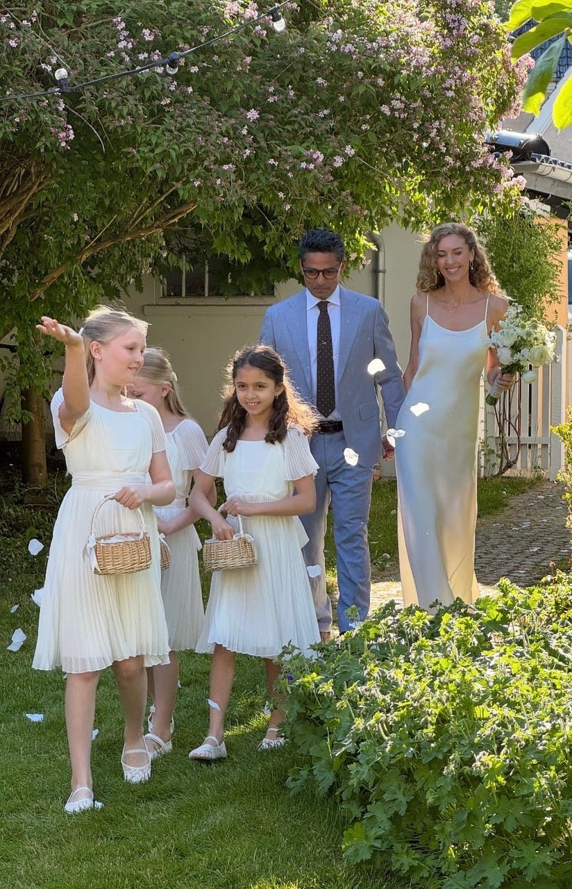 Manu Sareens datter var brudepige ved lørdagens bryllup.