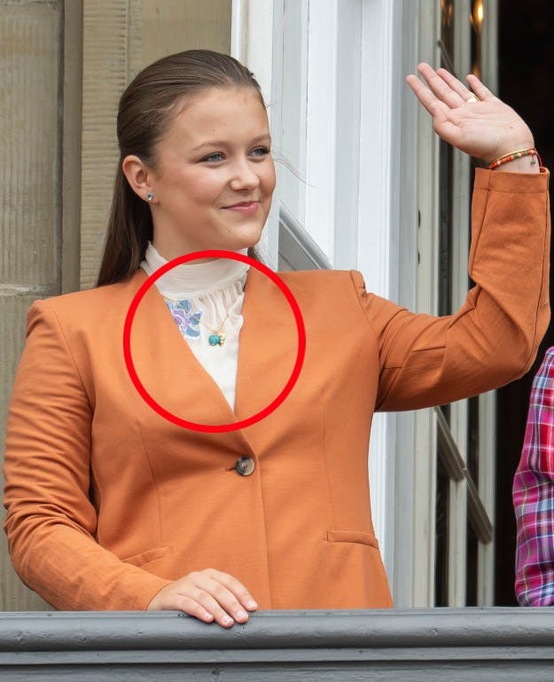 https://imgix.billedbladet.dk/2025-05-29/bella_halskaede.jpg