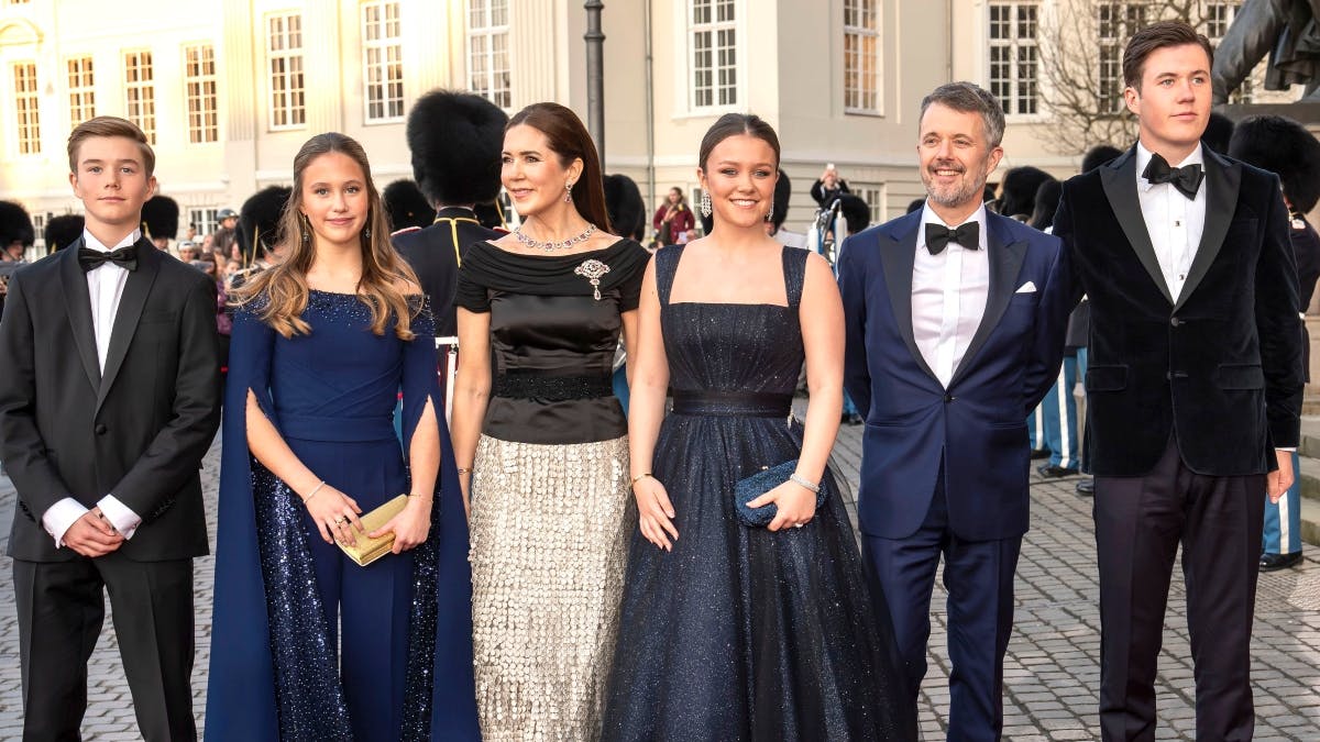 Prins Vincent, prinsesse Josephine, dronning Mary, prinsesse Isabella, kong Frederik og kronprins Christian.