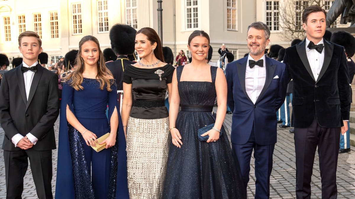 Prins Vincent, prinsesse Josephine, dronning Mary, prinsesse Isabella, kong Frederik og kronprins Christian.