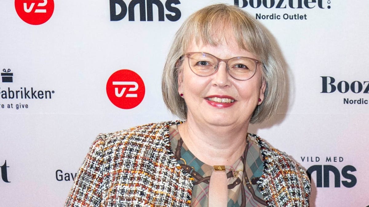 Theresia kendt fra "Årgang 0" elsker sine flotte specialsyede kjoler. 