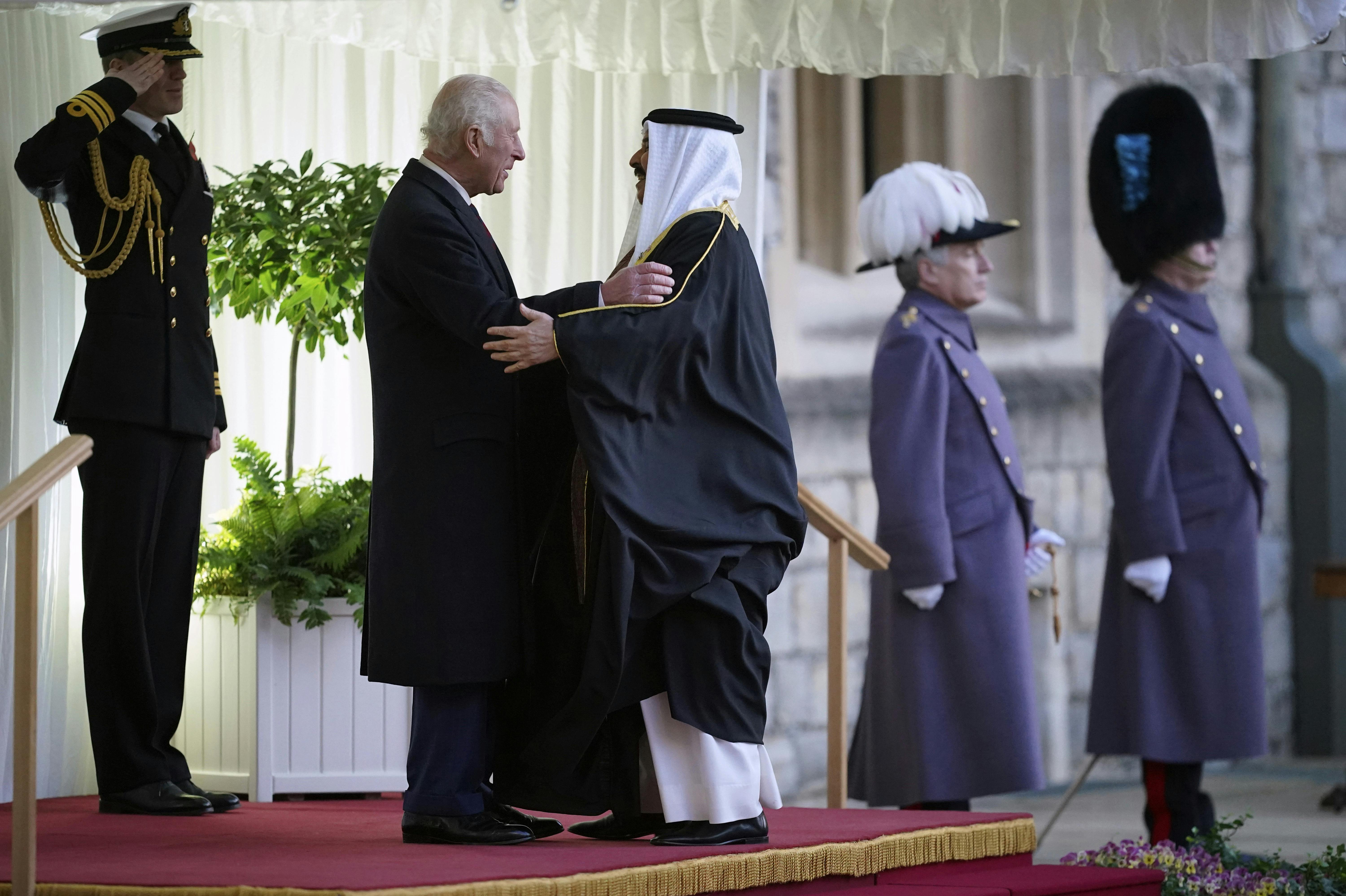 Kong Charles hilser på kong Hamad Bin Isa Al Khalifa ved Windsor Castle i 2024.