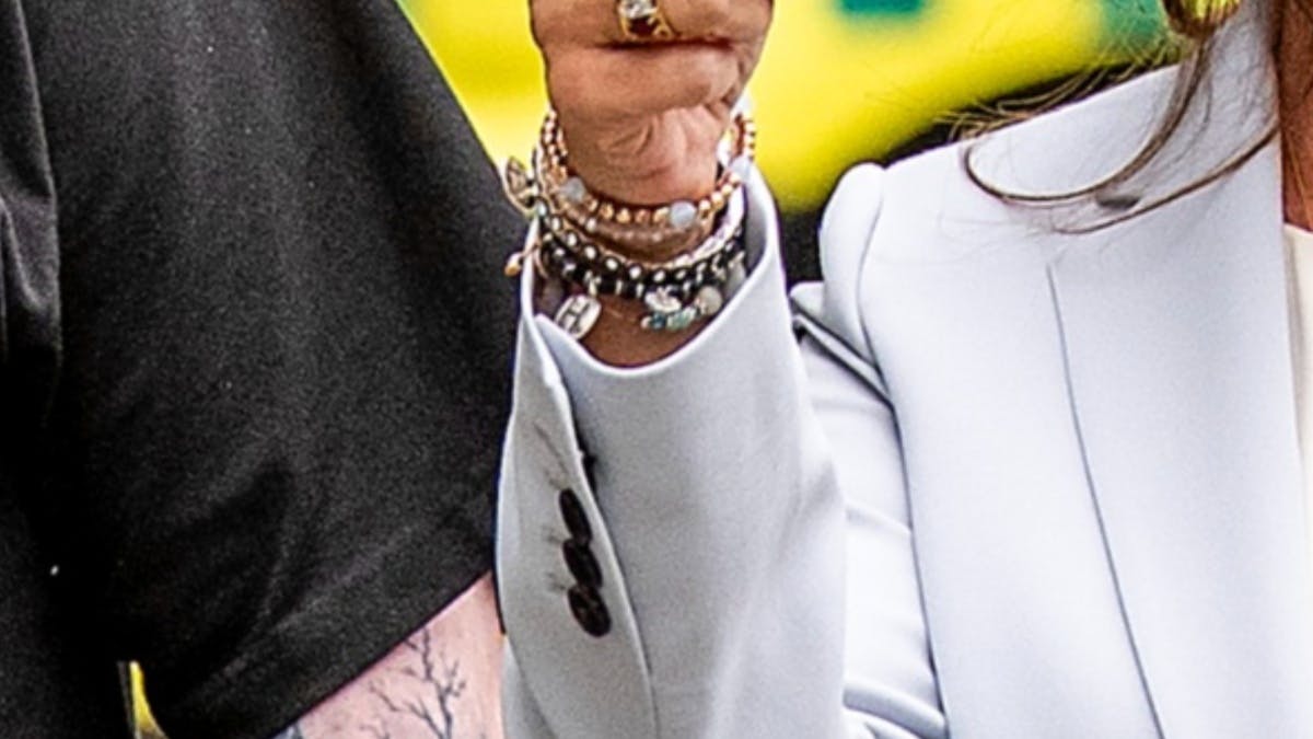 Også "H" for Henrik kan spottes på armbåndet.