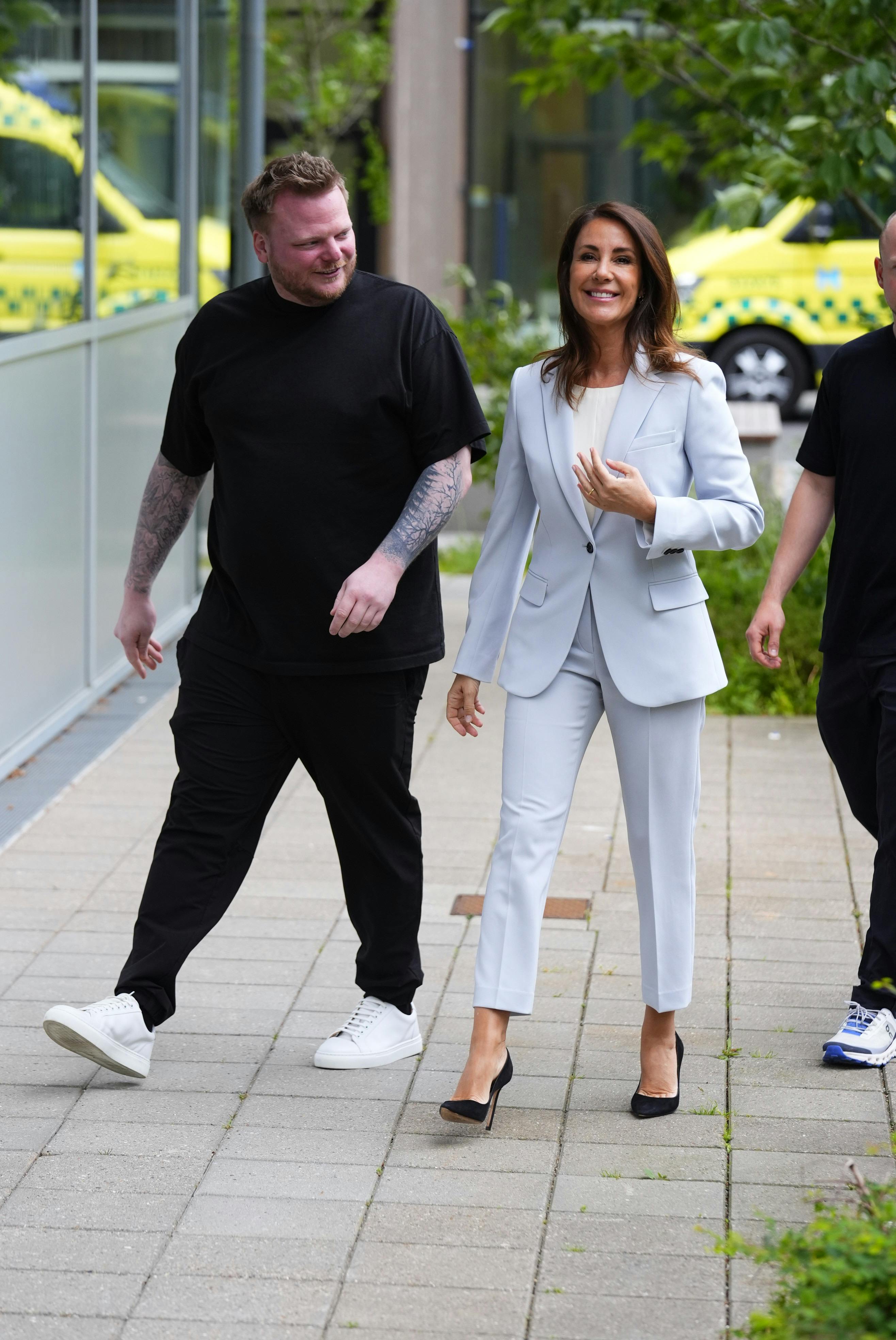 Prinsesse Marie i det lyseblå sæt.