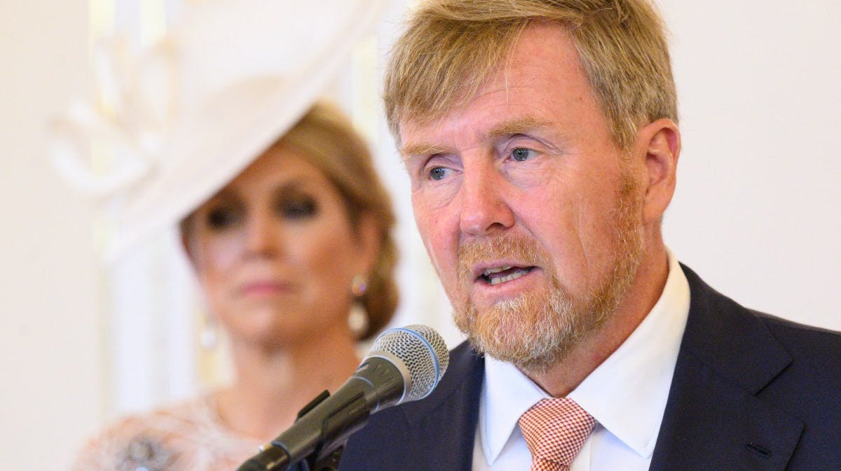 Kong Willem-Alexander taler med pressen ved det tjekkiske statsbesøg. I baggrunden dronning Maxima. 