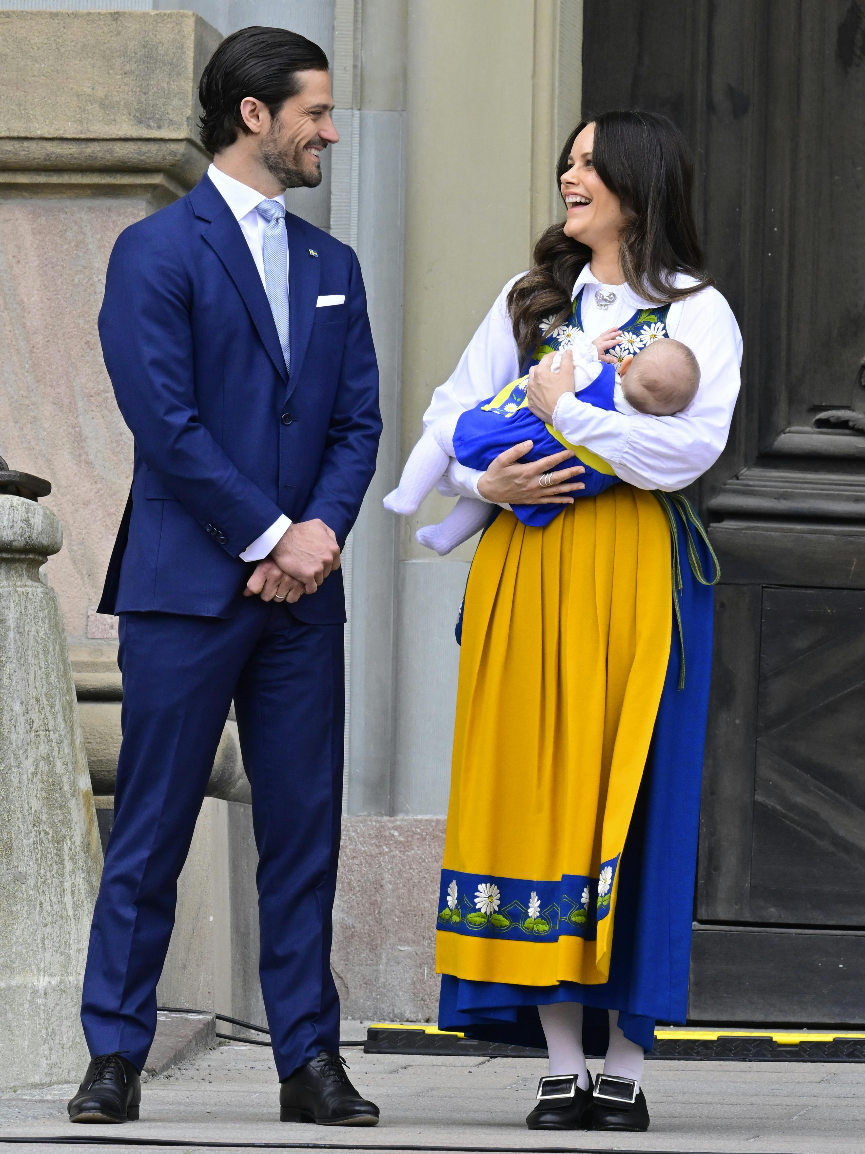 Prins Carl Philip og prinsesse Sofia med deres lille datter, prinsesse Ines.