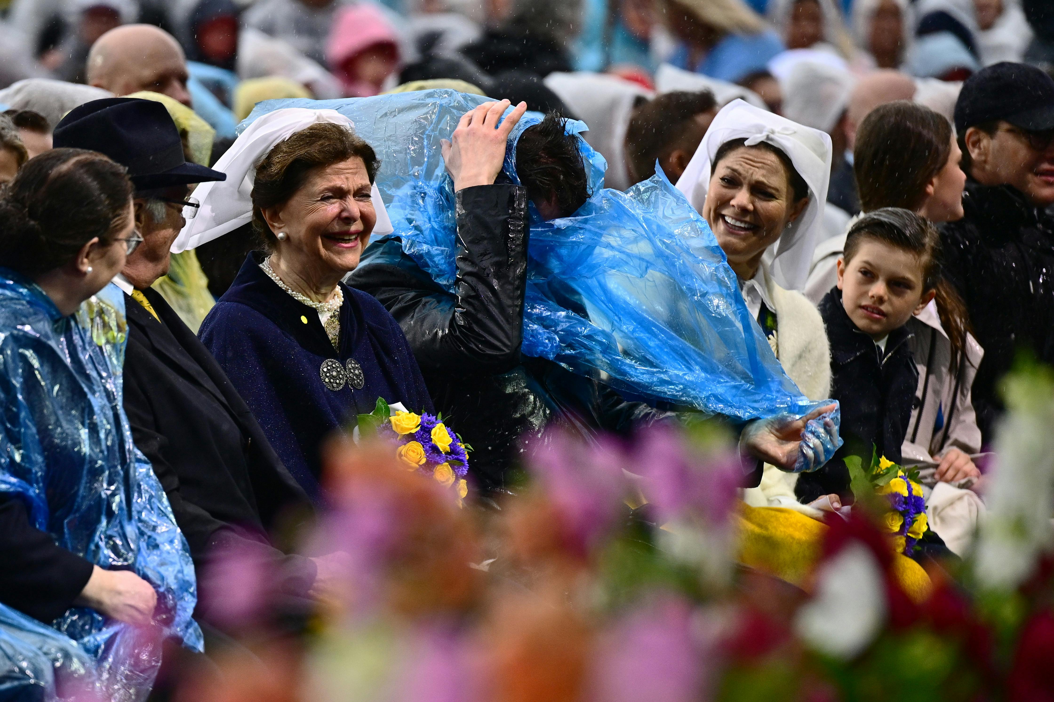 STOCKHOLM, SVERIGE 20250606 Kung Carl Gustaf, drottning Silvia, talman Andreas Norlén, kronprinsessan Victoria, prins Oscar, prinsessan Estelle och prins Daniel firar nationaldagen på Skansen med nationaldagskonsert på Sollidenscenen. Foto: Magnus Lejhall / TT / Kod 10658