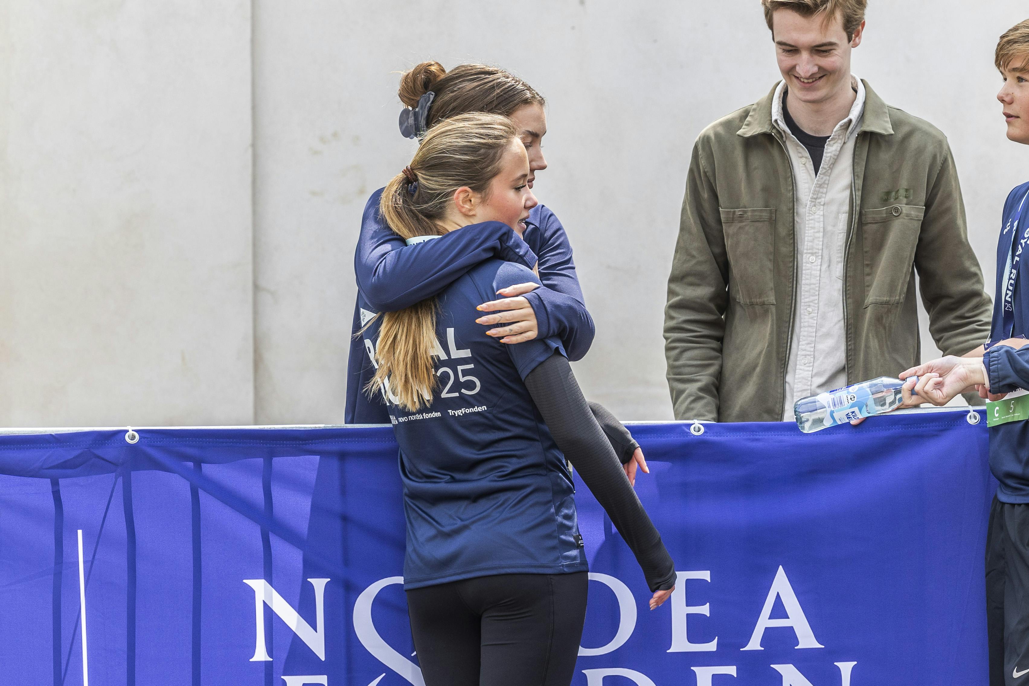 Prinsesse Josephine fik et stort kram, da hun kom i mål tidligere på dagen.