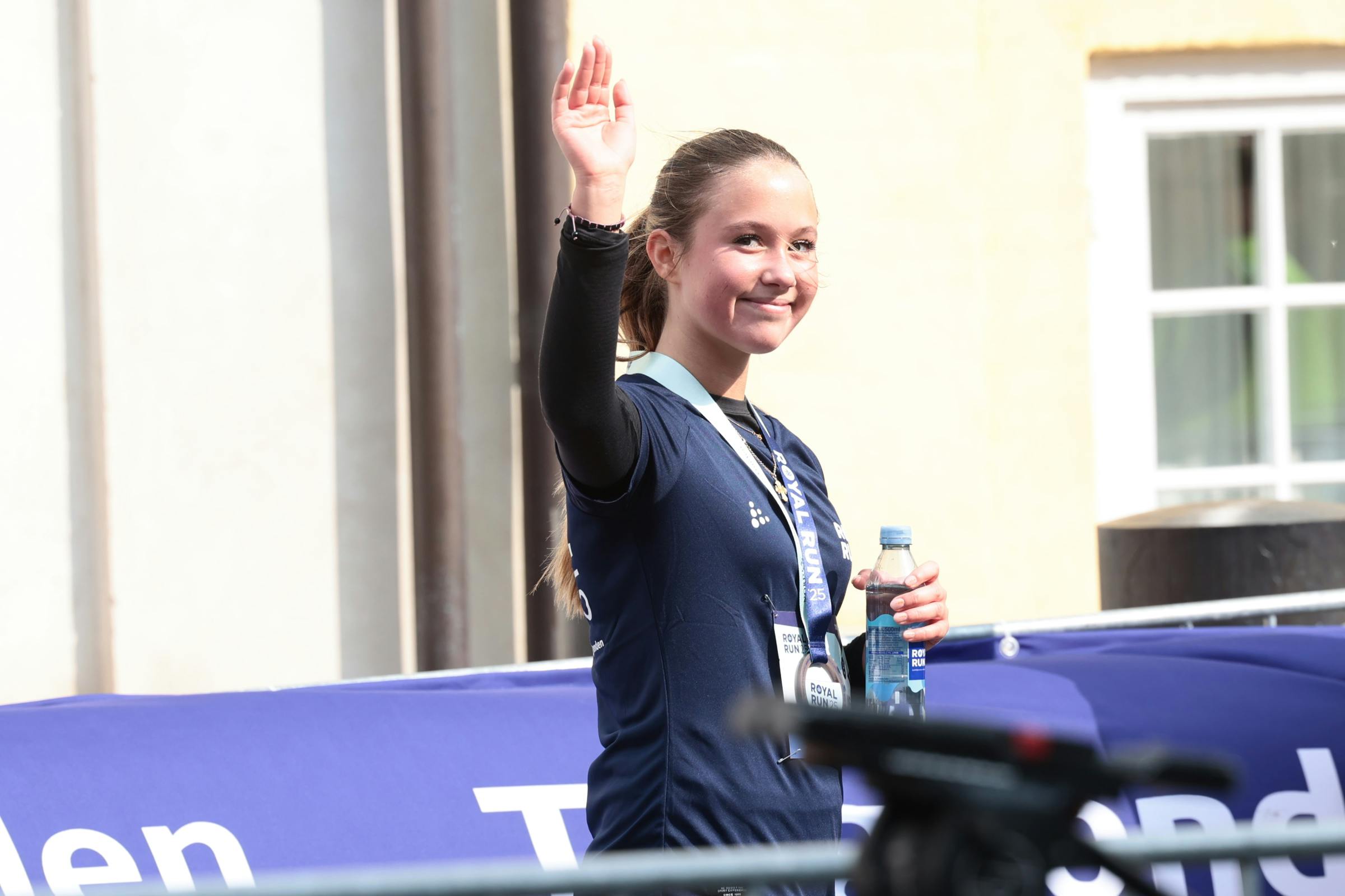 Prinsesse Josephine vinker efter at have gennemført de fem kilometer. 