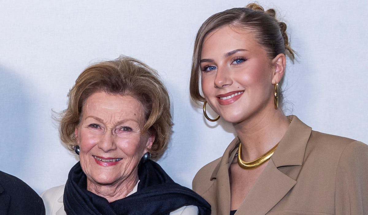 Leah Behn med mormor dronning Sonja af Norge.