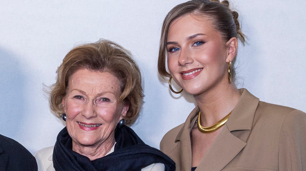 Leah Behn med mormor dronning Sonja af Norge.