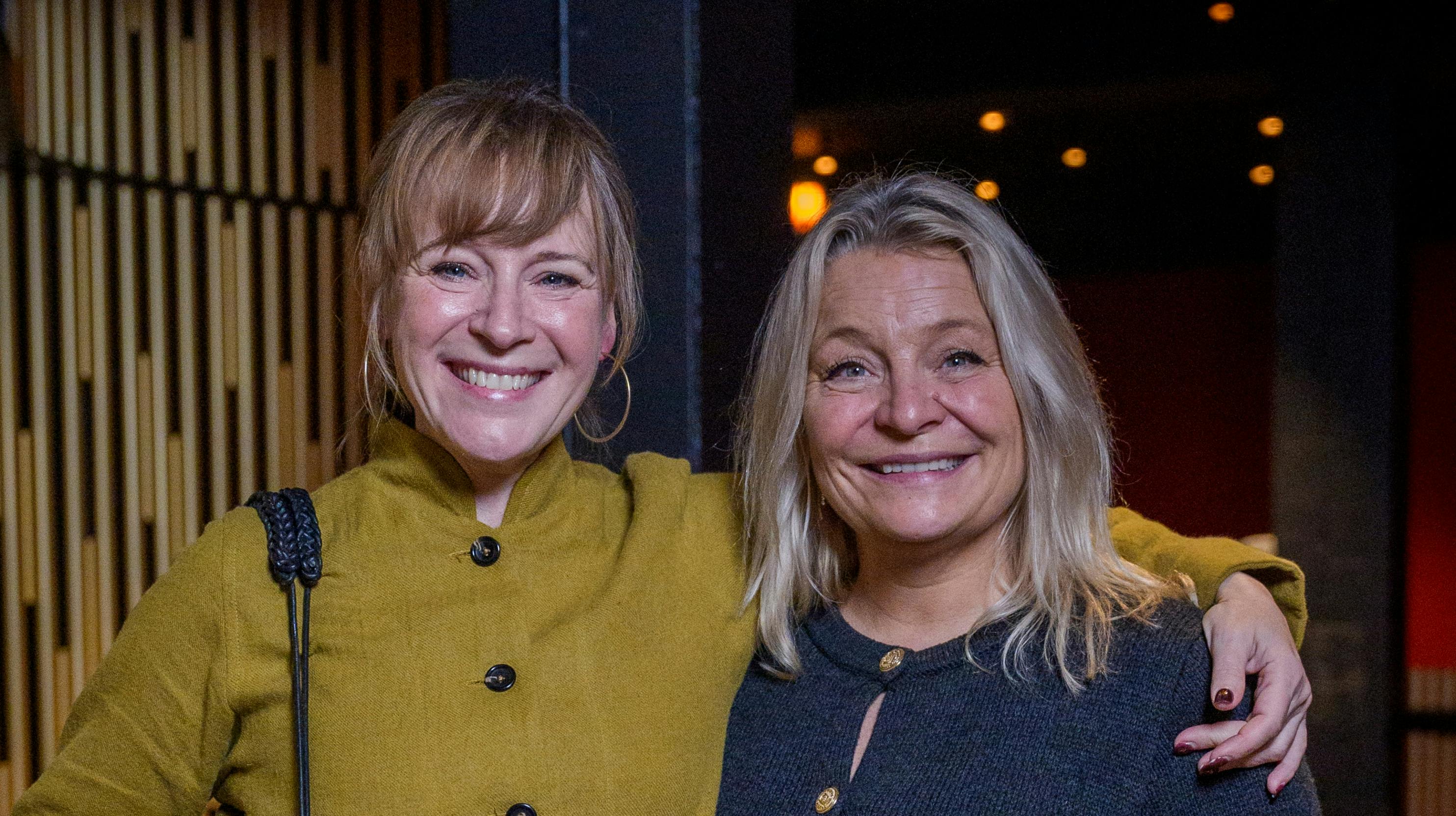 Iben Hjejle og Signe Lindkvist.