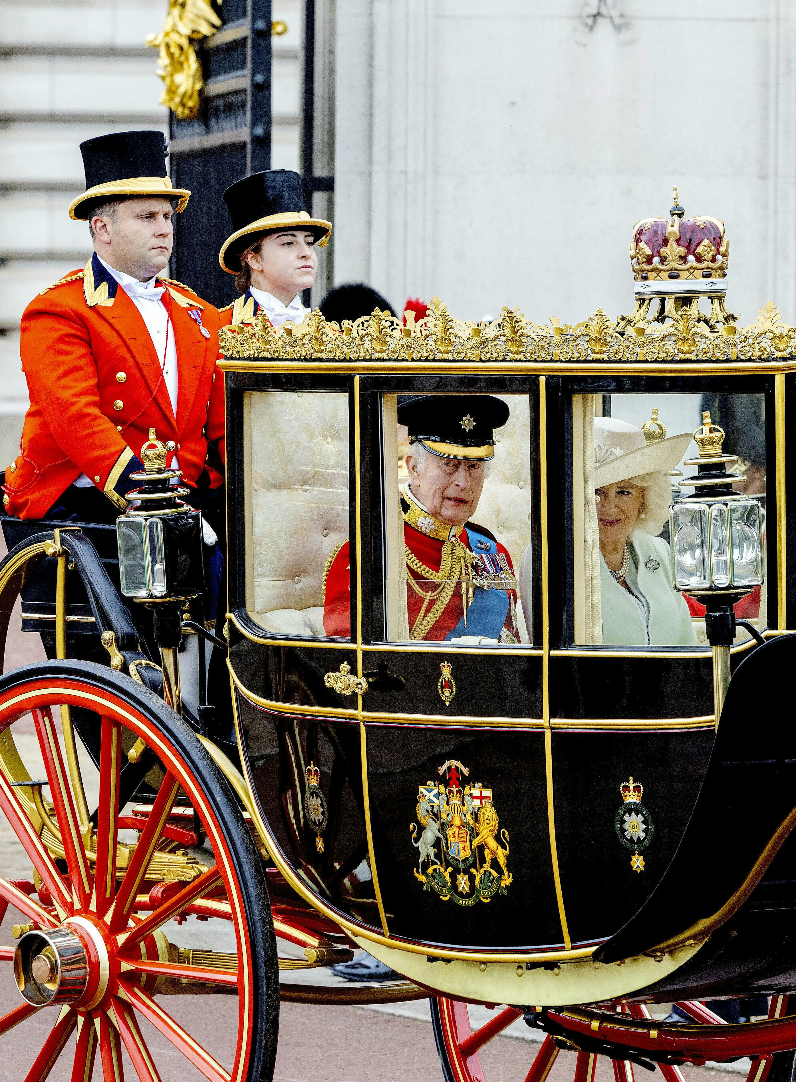 King Charles og dronning Camilla i hestevognen sidste år.