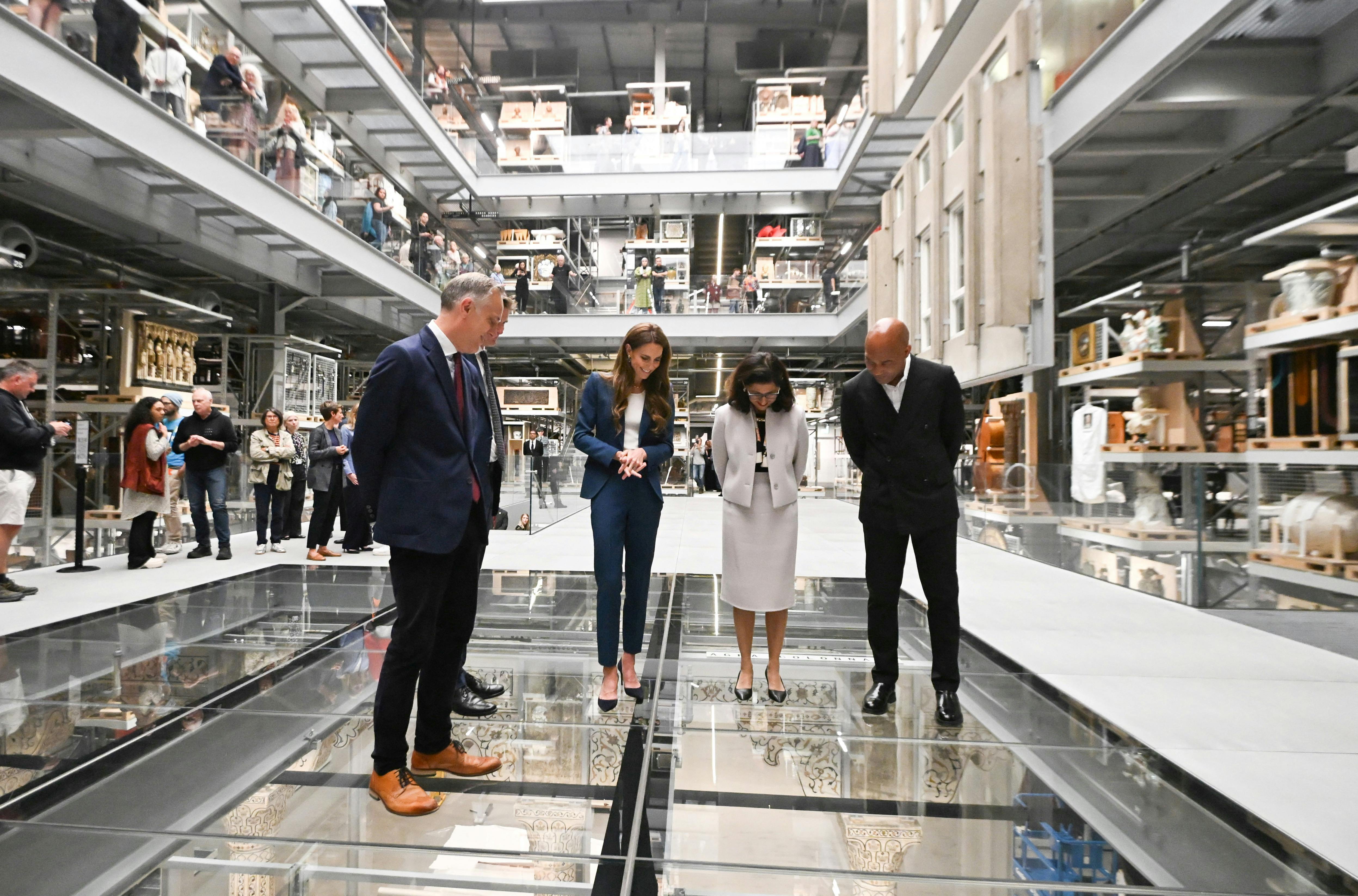 Iført stiletter klarede prinsesse Kate opgaven uden problemer.