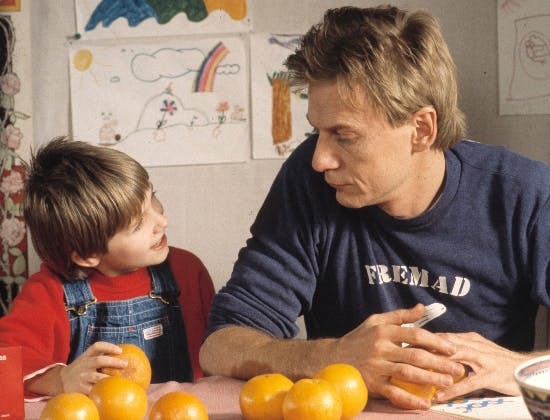 Barbara Topsøe som Nana og Jesper Christensen som hendes far.