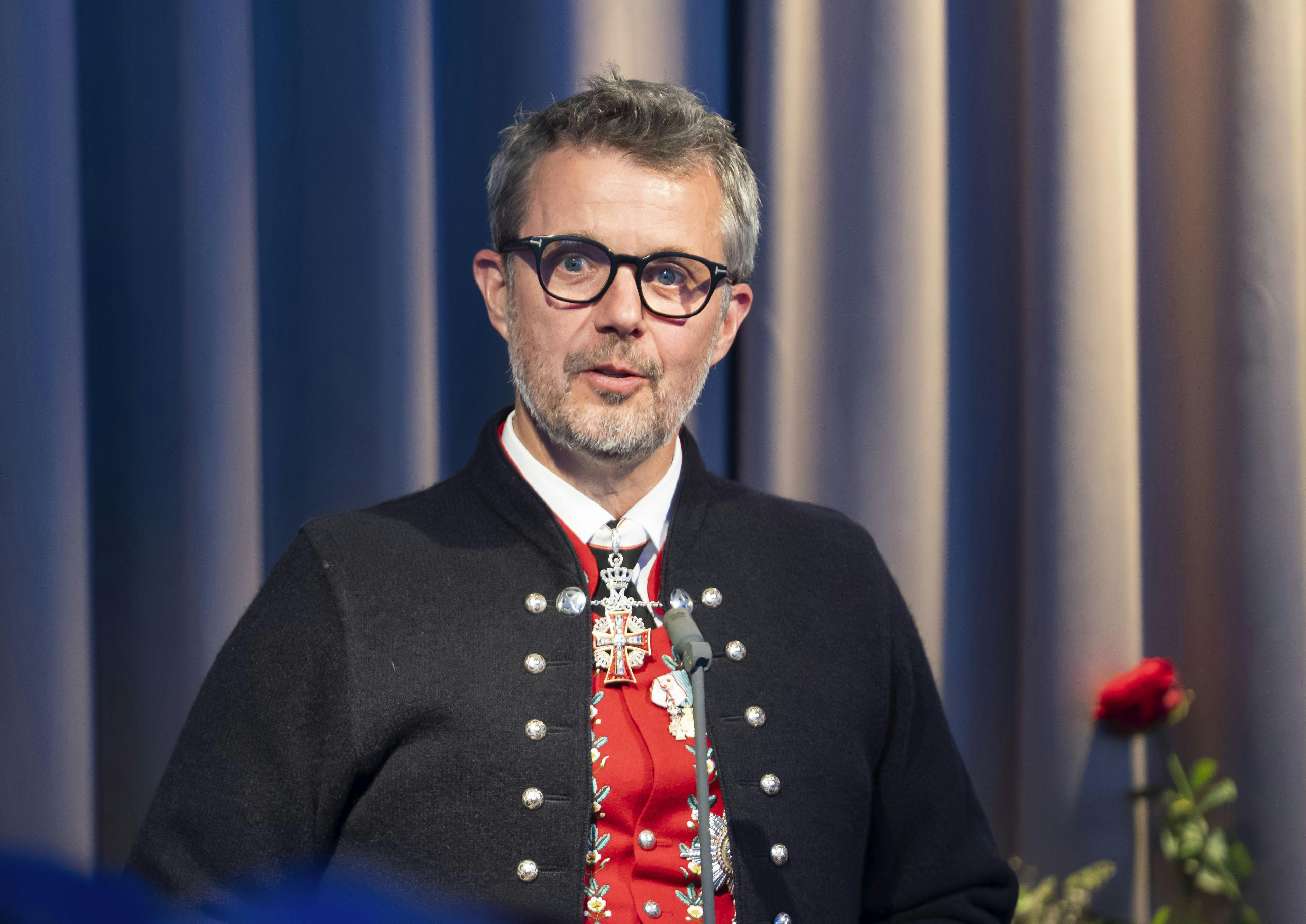 OPGAVE: Kong Frederik, dronning Mary og prinsesse Josephine på officielt besøg på Færøerne. Kongeparret deltager ifestmiddag på HotelFøroyar - talerneSTED: ThorshavnDATO: 20250611JOURNALIST: Marianne SingerFOTOGRAF: Hanne Juul