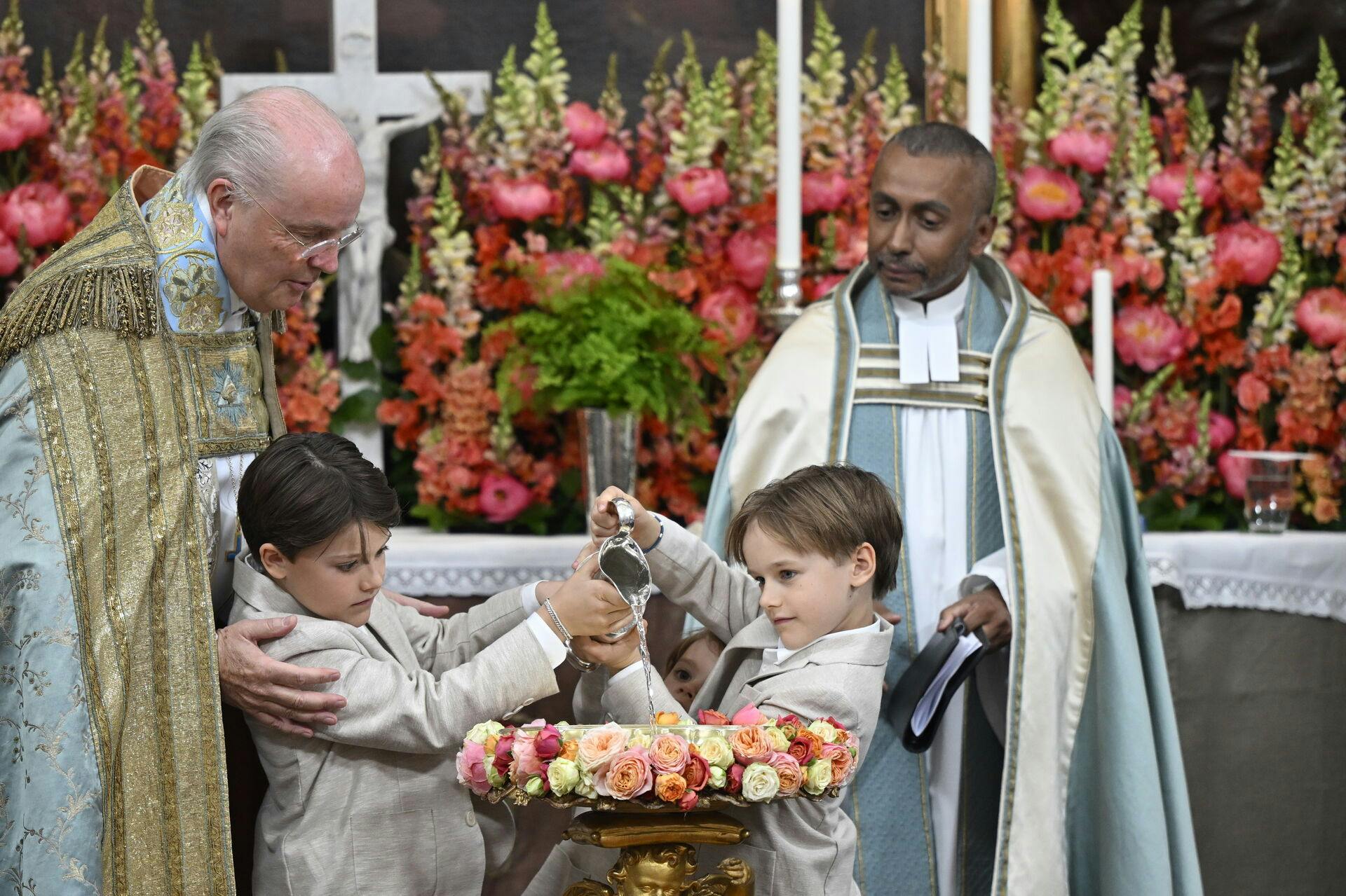 Johan Dalman og pastor Michael Bjerkhagen med prins Alexander, prins Gabriel og prins Julian under dåben.