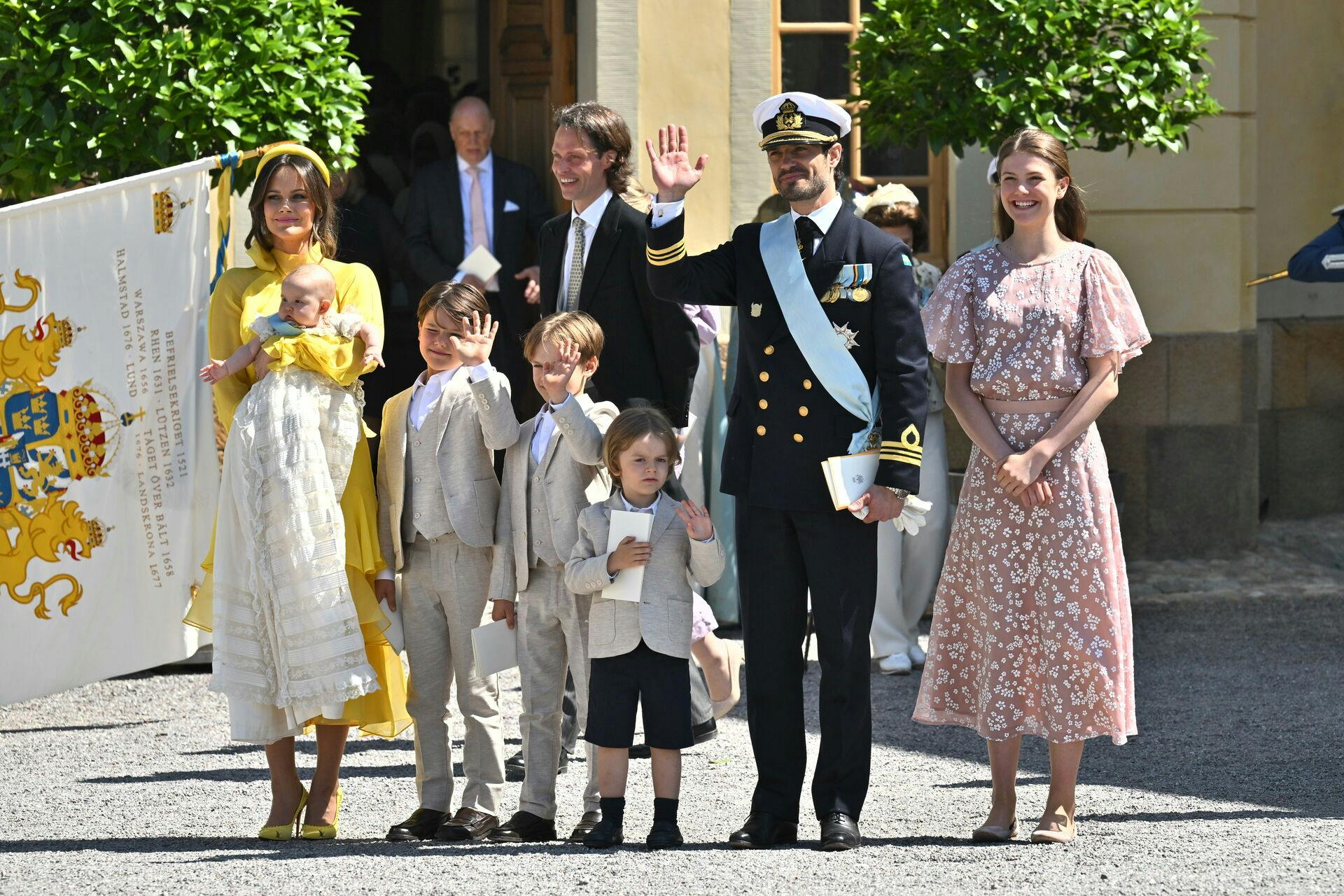 Prins Julian står længst til højre af de tre brødre.