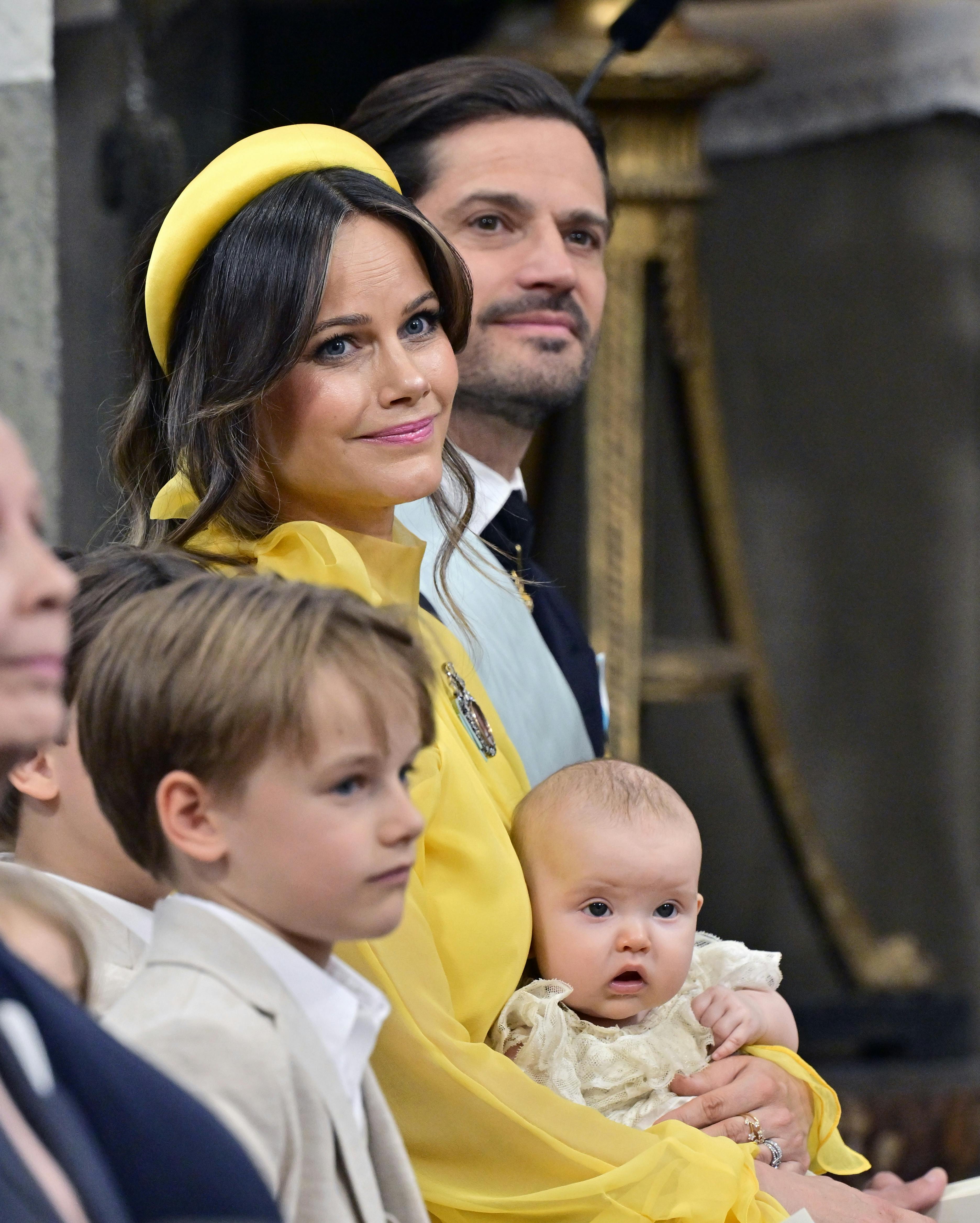 Prins Gabriels hår sad ikke helt som planlagt, men hurtigt fik han hjælp af sin mor.