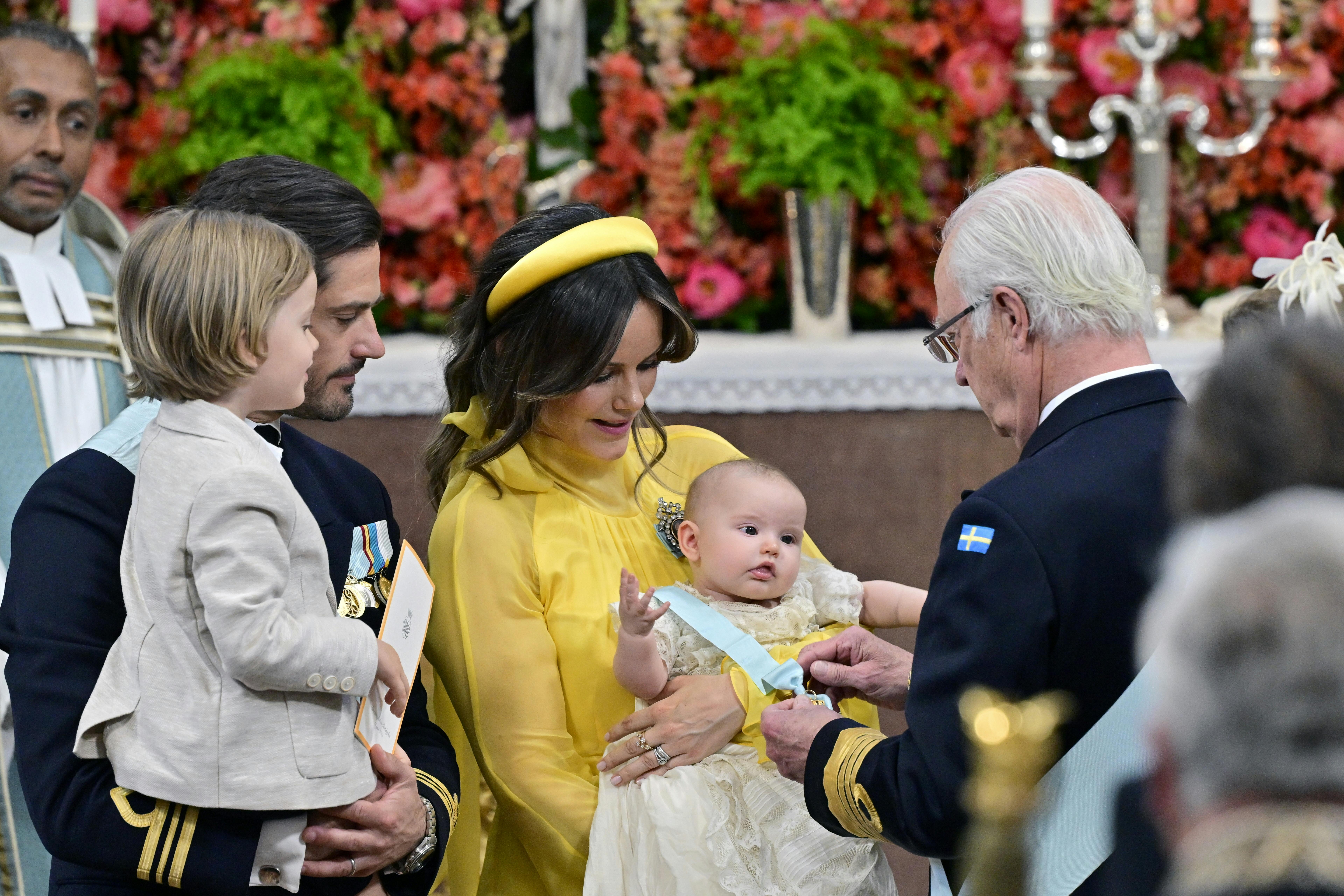 STOCKHOLM, SVERIGE 20250613 Prins Carl Philip med prins Julian och prinsessan Sofia med prinsessan Ines och kung Carl Gustaf under prinsessan Ines dop i Drottningholms slottskyrka 13 juni 2025. Foto: Jonas Ekströmer / TT / Kod 10030. (Foto: 10030 JONAS EKSTROMER/Scanpix 2025)
