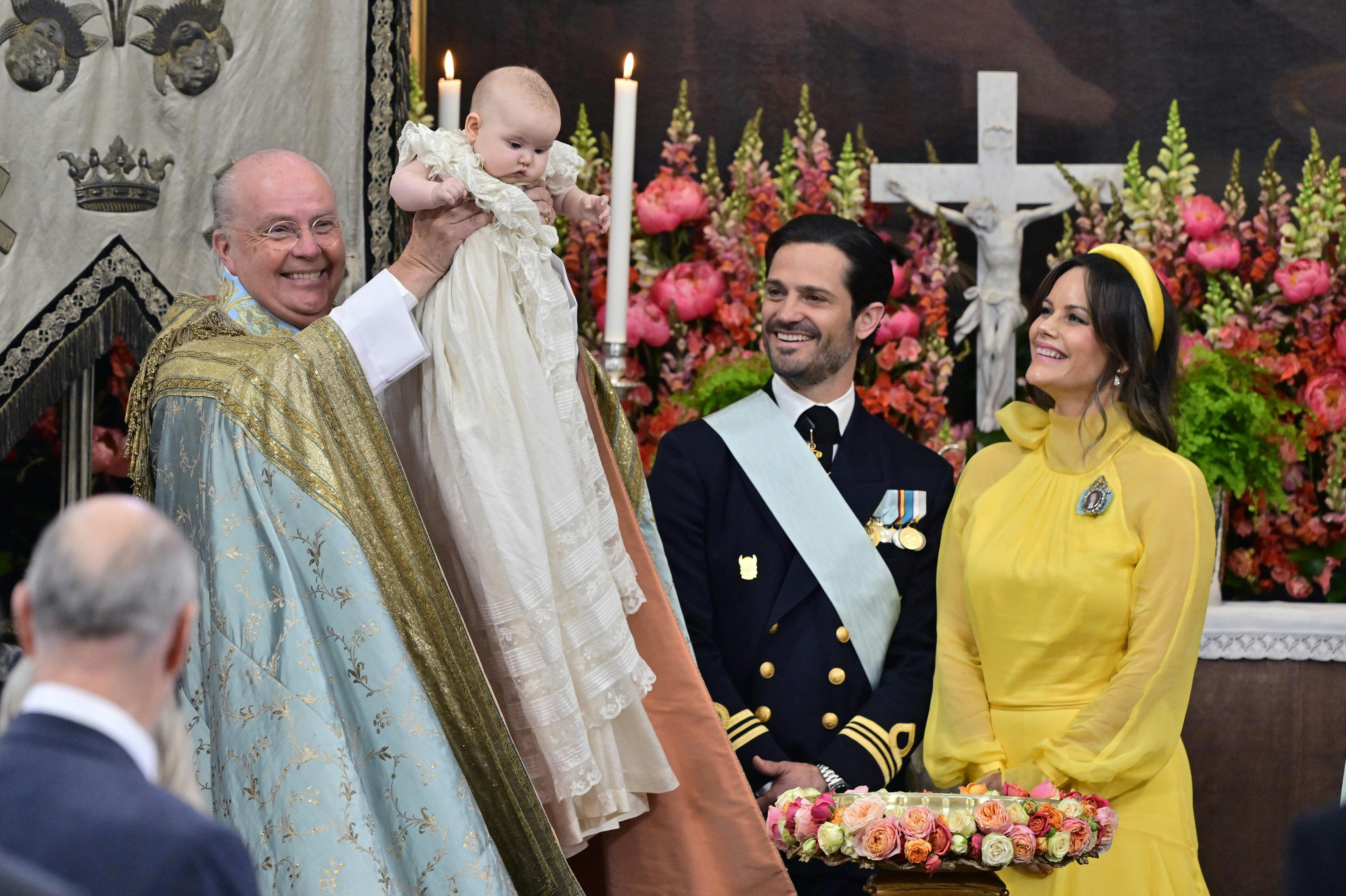 Biskop Johan Dalman med prinsesse Ines i favnen.