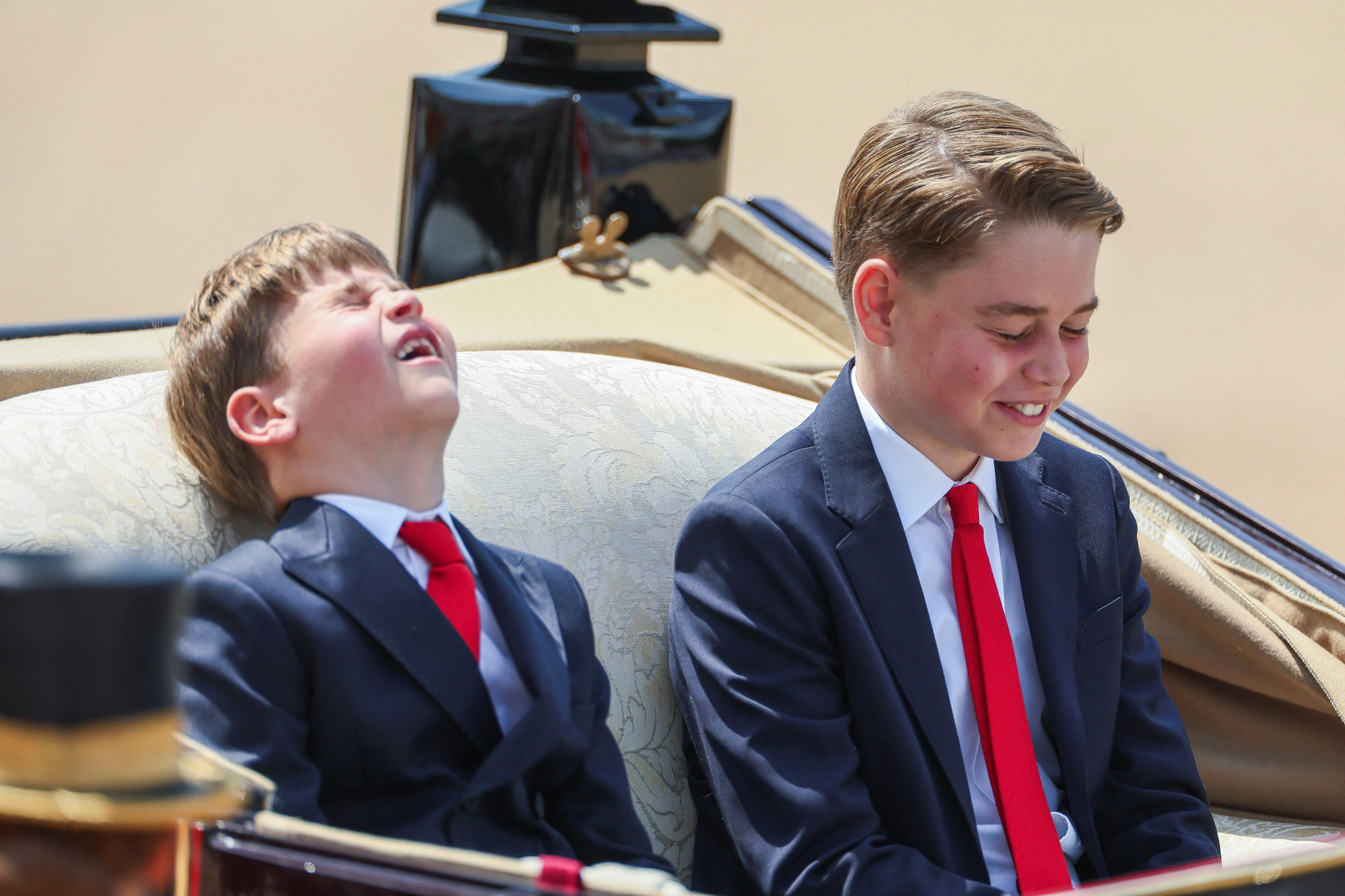 De to brødre hyggede sig ved ankomsten til Trooping the Colour.
