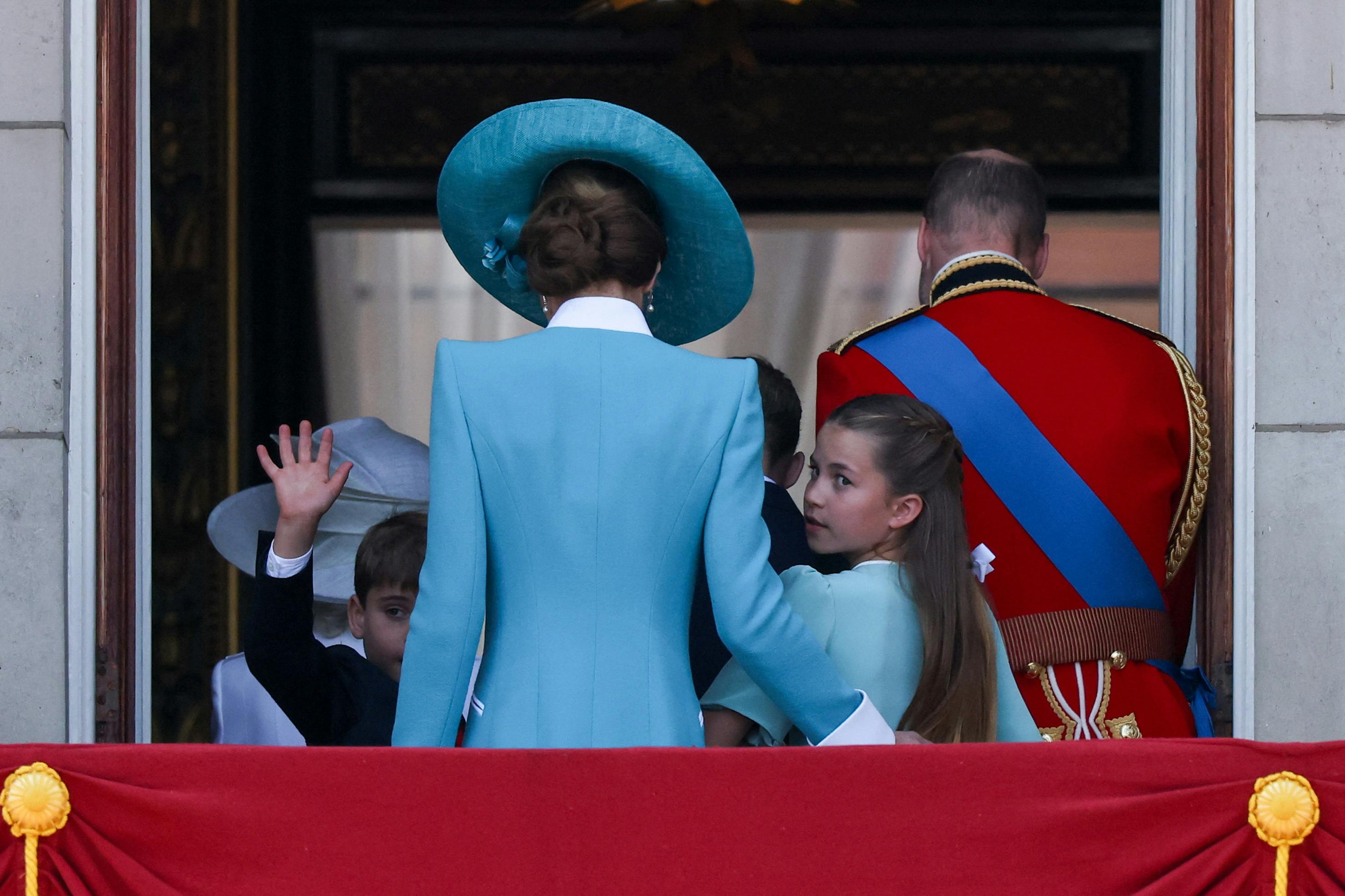 Prins Louis vinker, mens familien forlader balkonen.