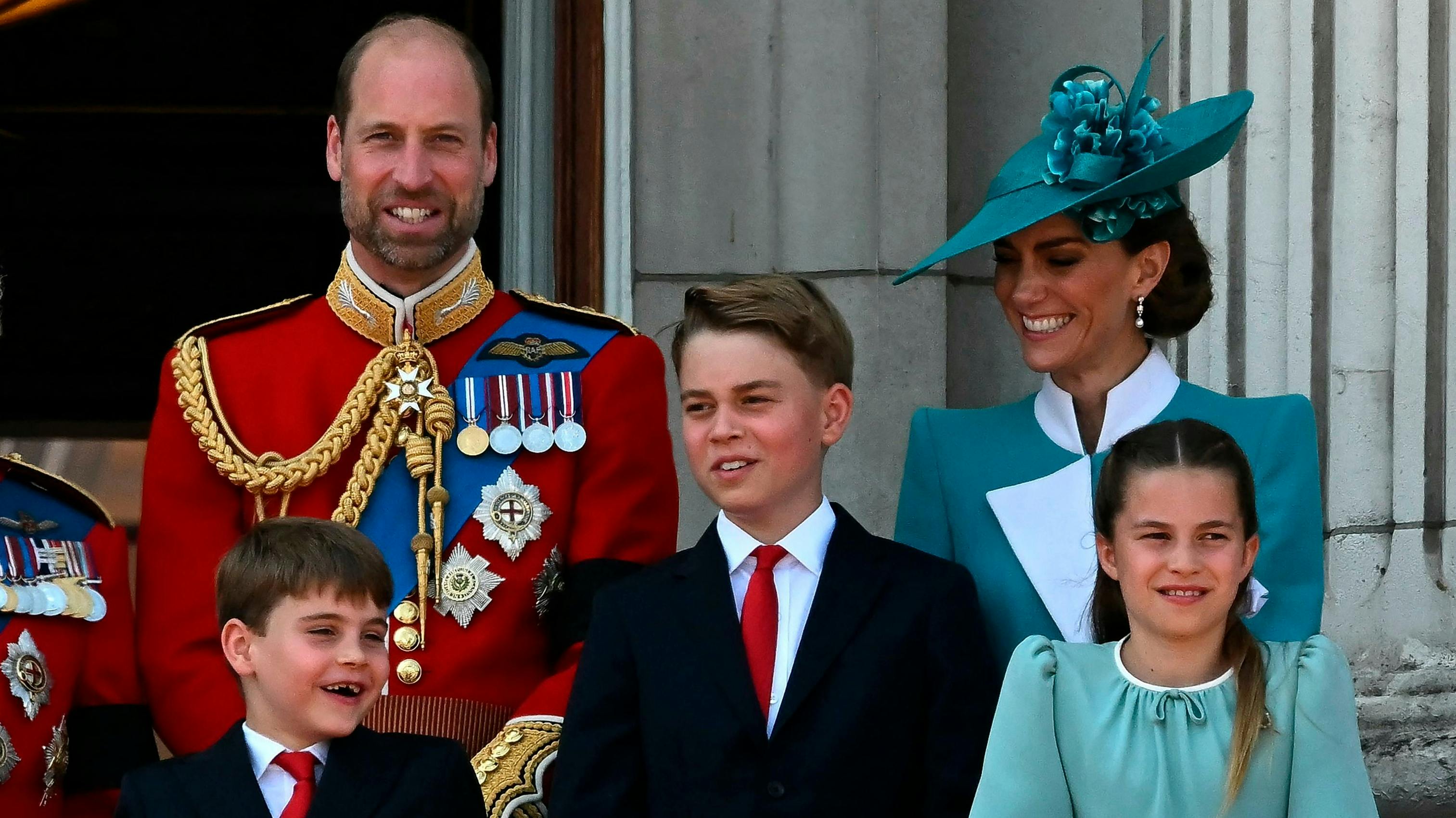Prins William og prinsesse Kate med deres tre børn, prins Louis, prins George og prinsesse Charlotte.