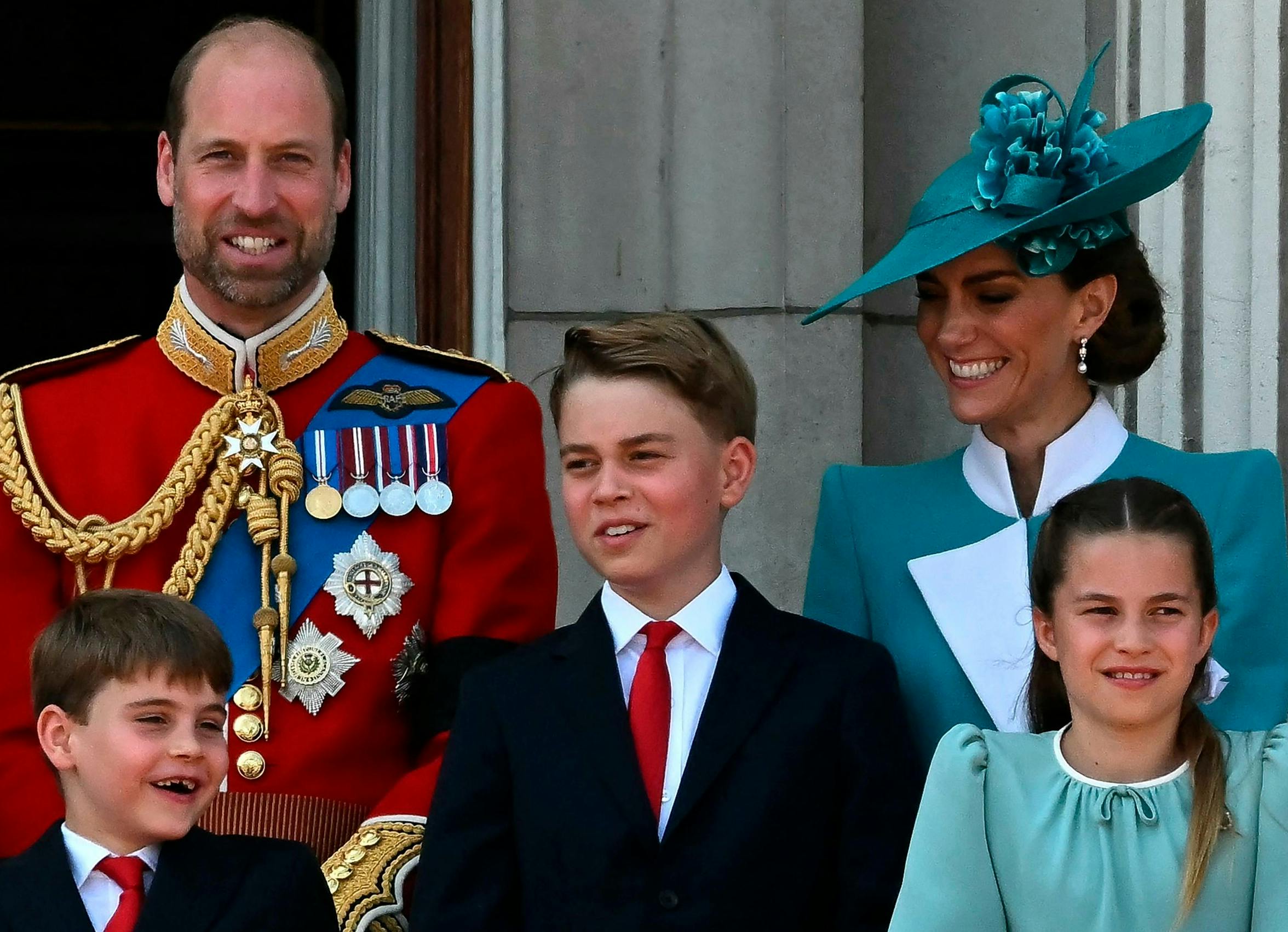 Prins William og prinsesse Kate med deres tre børn, prins Louis, prins George og prinsesse Charlotte.