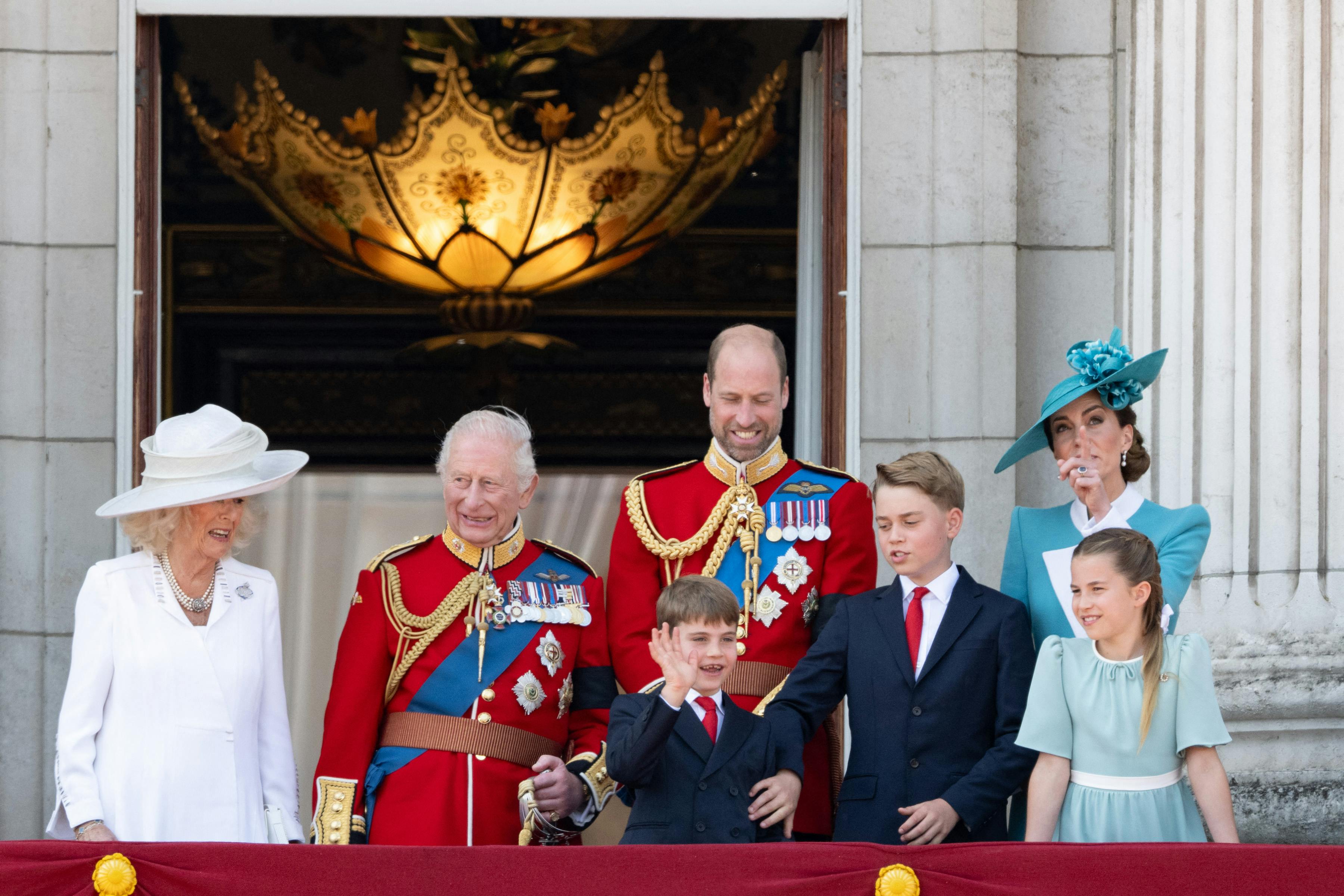 Prins George gør prins Louis opmærksom på, at ingen andre klapper endnu.