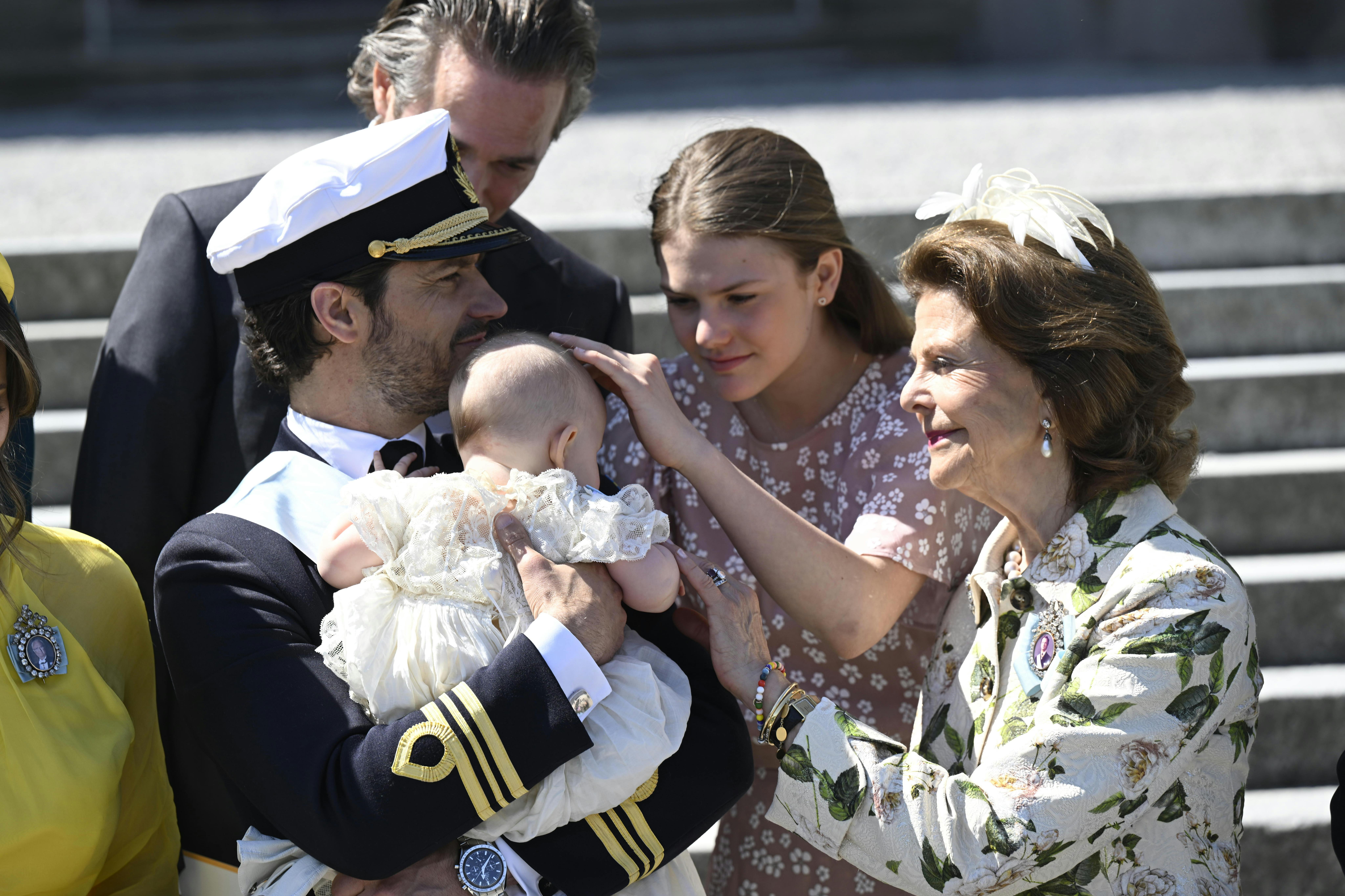 Da prins Carl Philip og prinsesse Ines hilste på prinsesse Estelle og dronning Silvia, kom manchetknapperne frem i lyset.