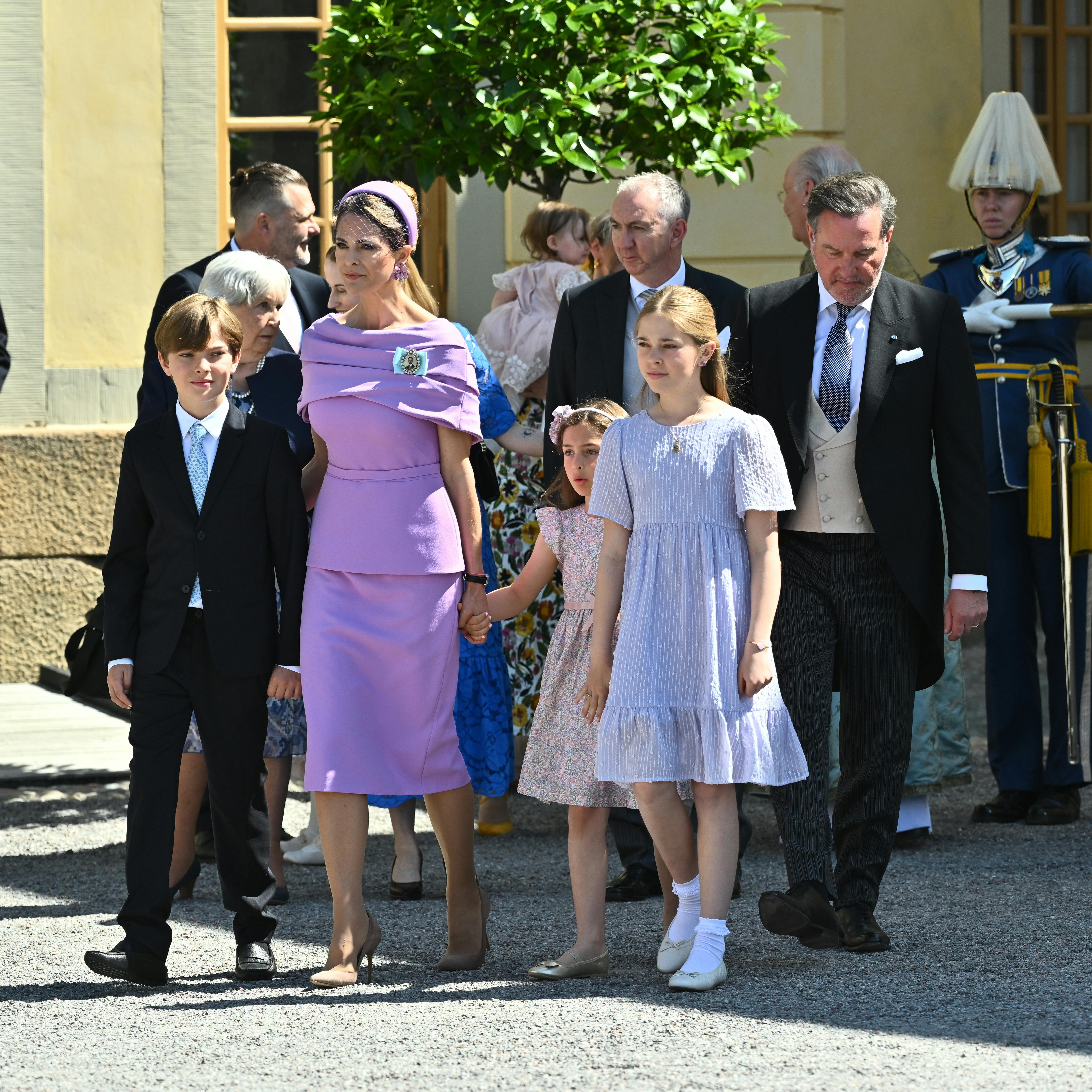 Prins Nicolas foran kirken sammen med sine forældre og søskende.