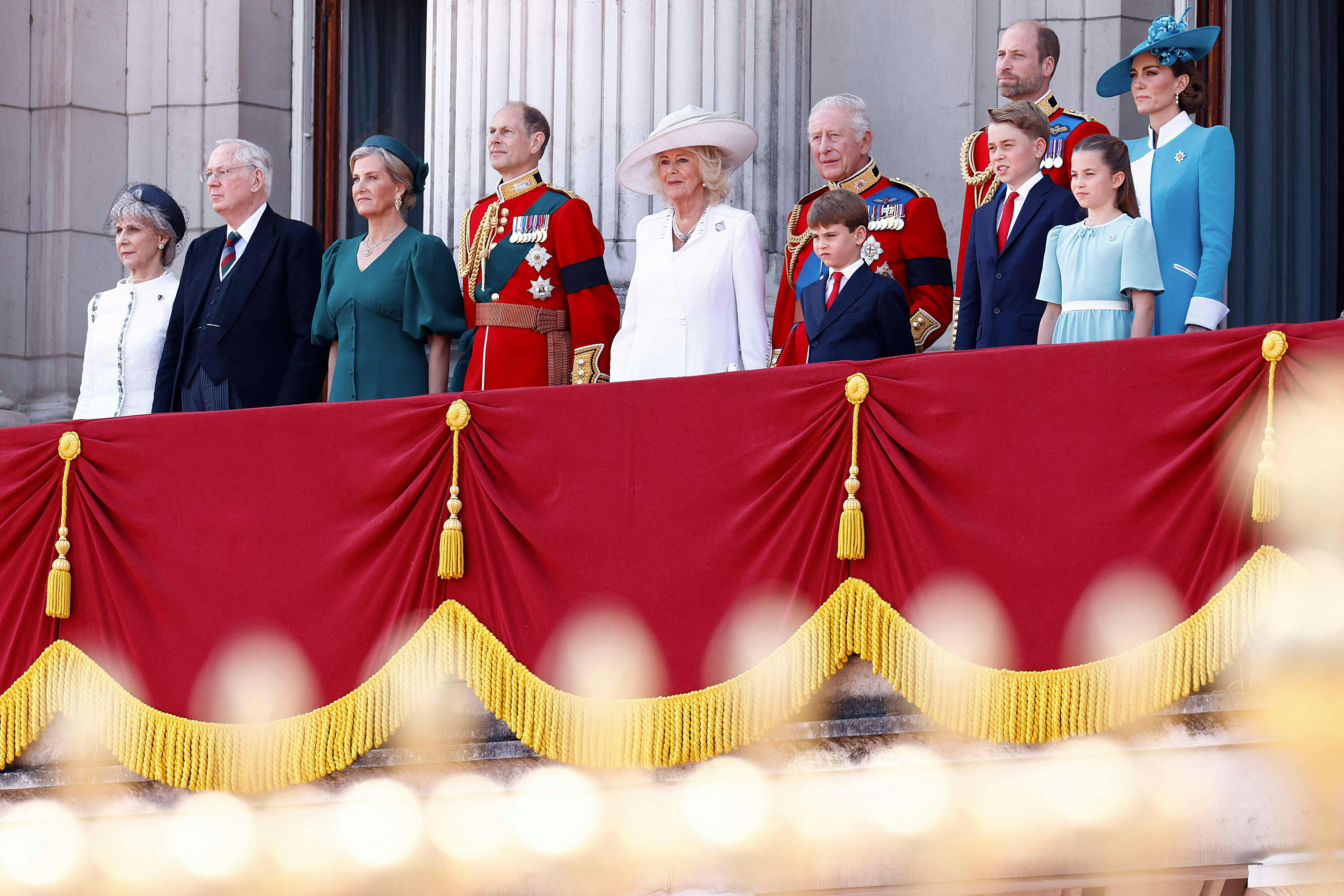 Den britiske kongefamilie på balkonen.