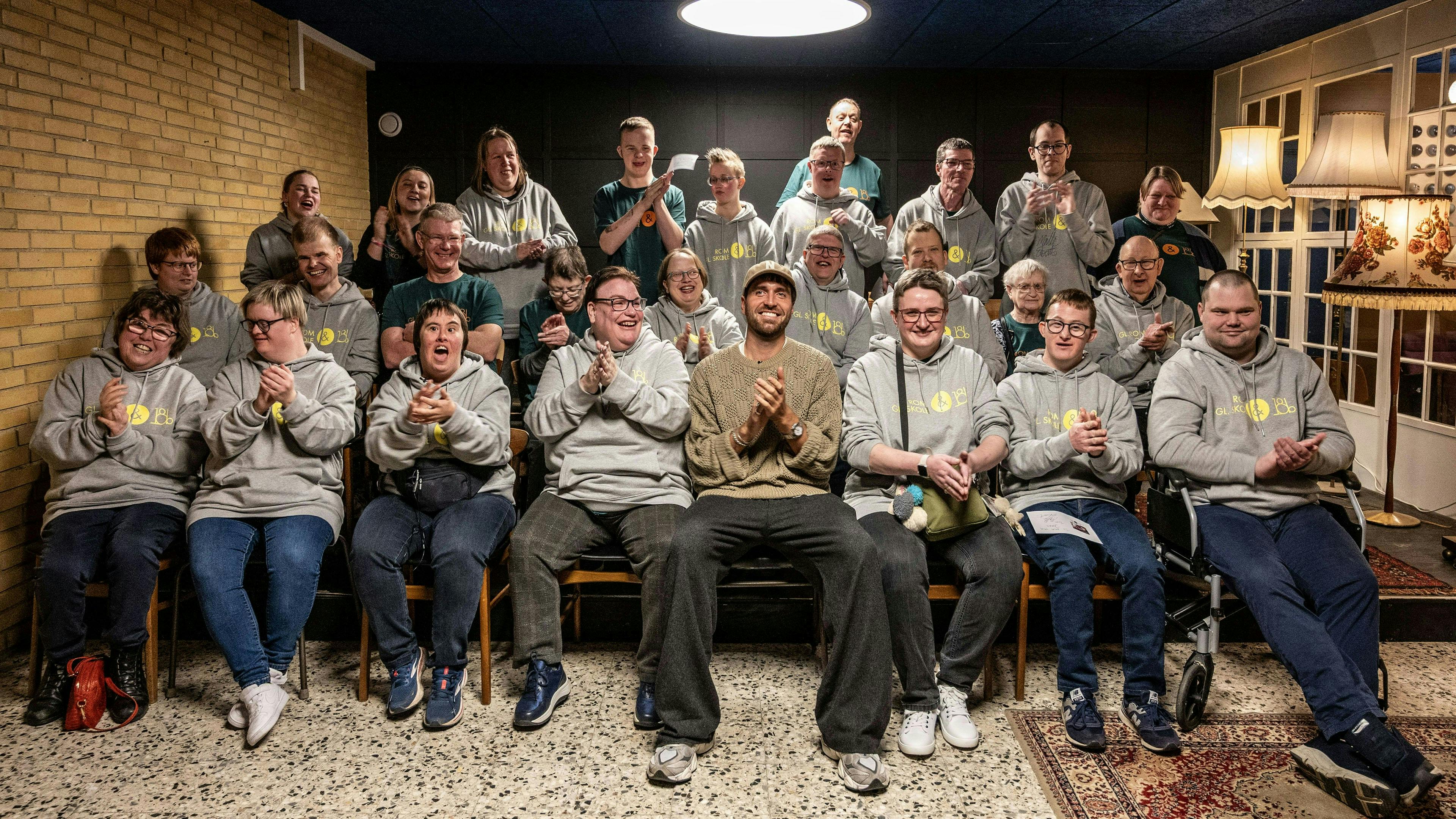 Malte Ebert med beboerne på Gl. Rom Skole i "Stjernerne og Malte Ebert"