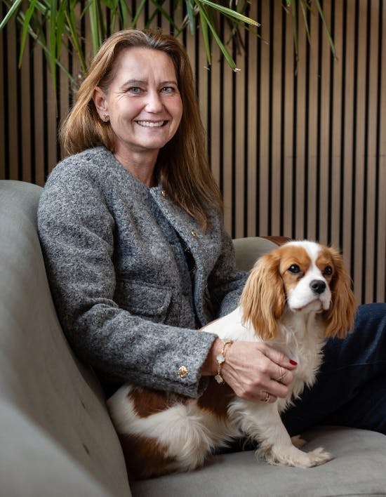 Anette Werner med hunden Ellie.