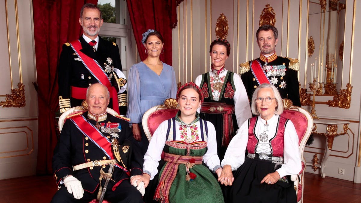 Prinsesse Ingrid Alexandra med sine faddere i anledning af sin konfirmation i Slotskapellet i Oslo.
