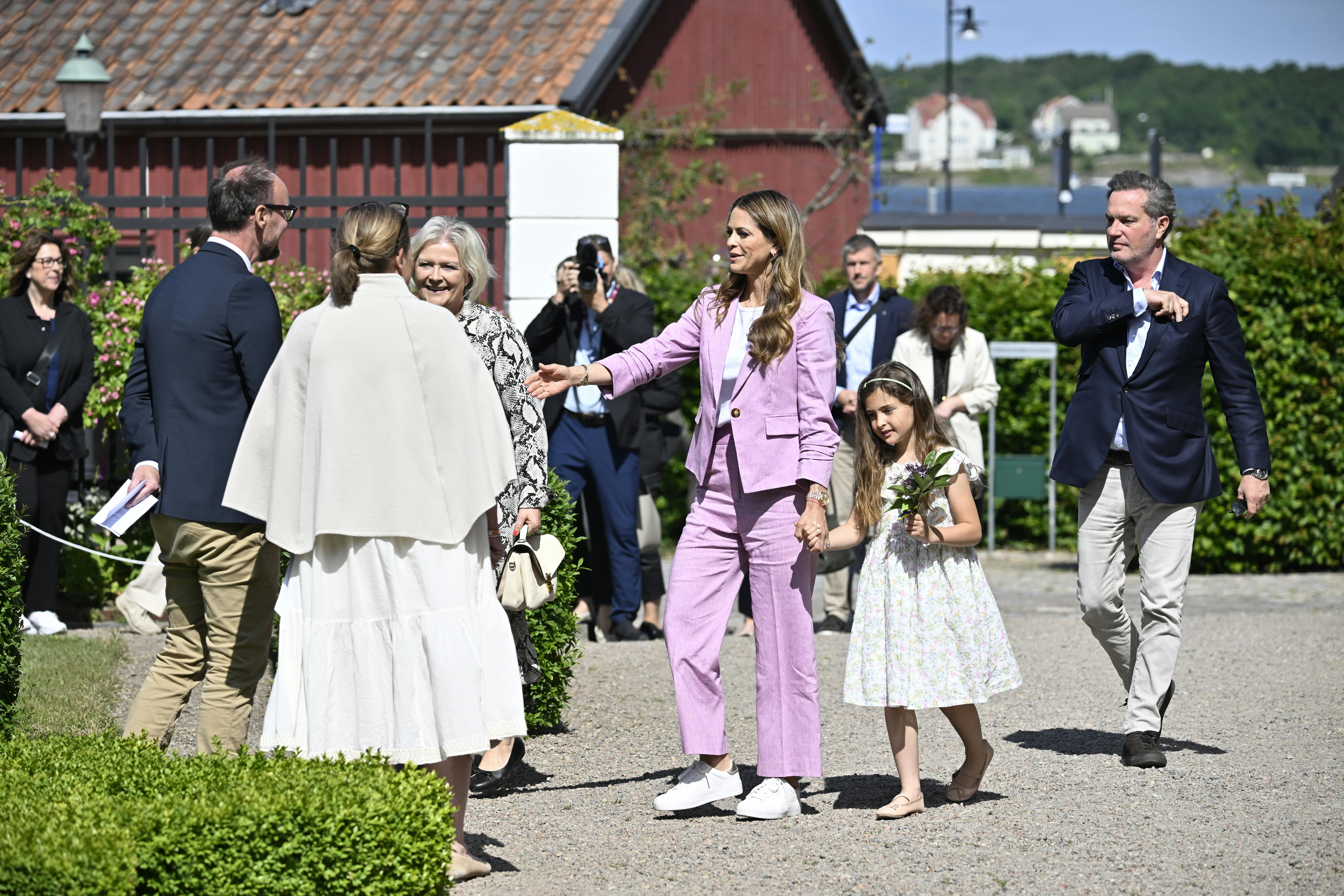 Prinsesse Madeleine, prinsesse Adrienne og Chris O'Neill ved ankomsten.