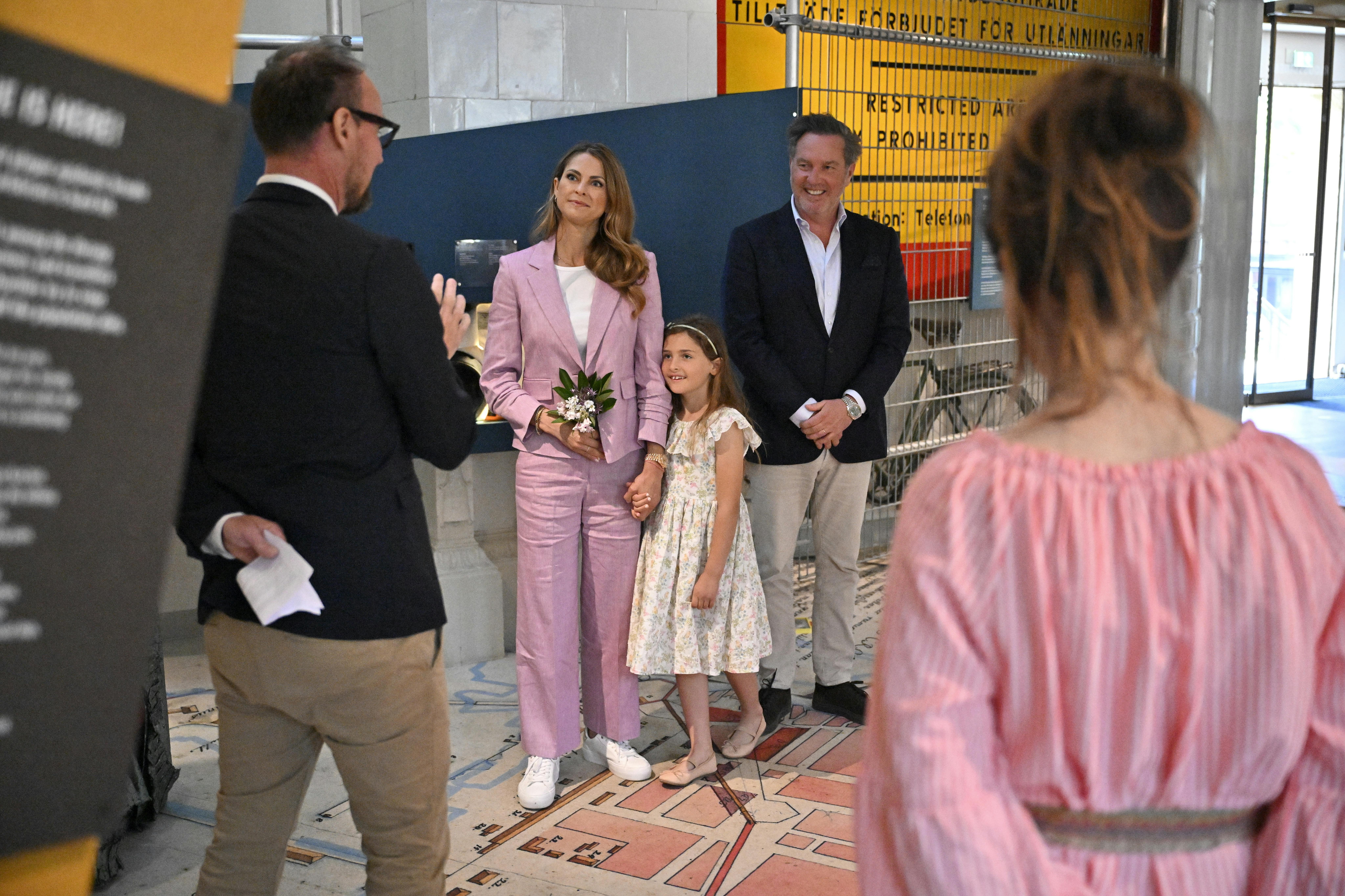 Prinsesse Adrienne havde fat i mors hånd, da legerummet skulle indvies. 